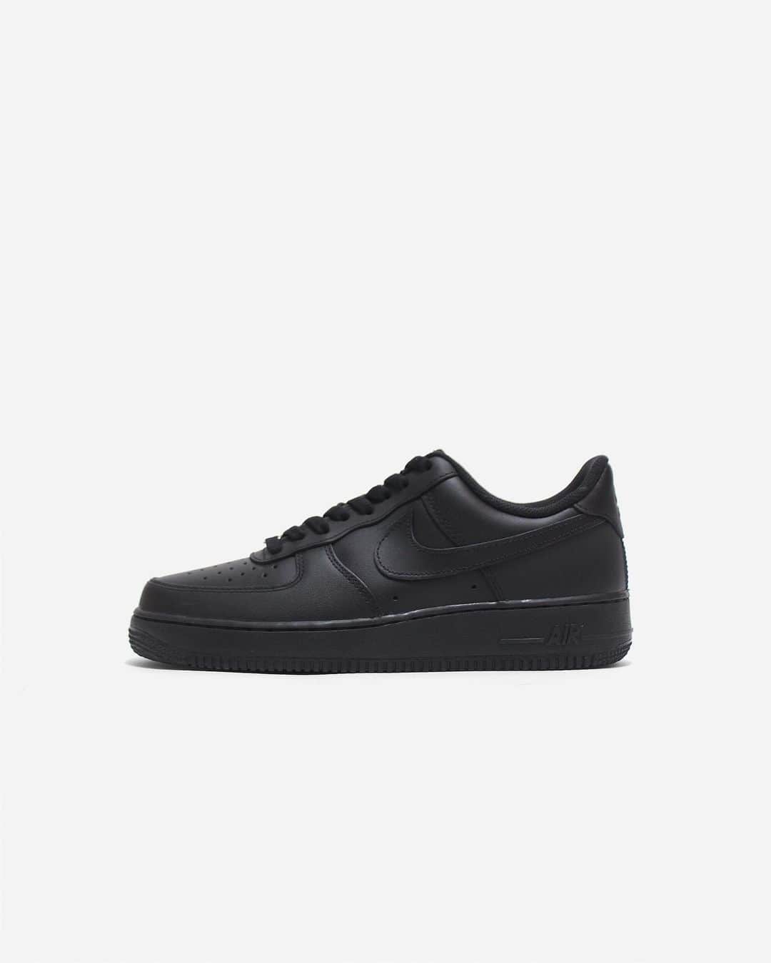 A+Sのインスタグラム：「in stock now  ■NIKE AIR FORCE 1 ’07 COLOR : BLACK SIZE : 26.0cm - 29.0cm , 30.0cm PRICE : ¥10,000 (+TAX)  洗練された伝説のスタイル。 ナイキ エア フォースワン '07は、人気のバスケットボールシューズのオリジナルモデルに新たなテイストを加えた一足。丈夫なステッチを施したオーバーレイ、大胆なカラー、適度な光沢によって個性が際立つデザインです。  Sophisticated legendary style. The Nike Air Force One '07 is a pair of original models of popular basketball shoes with a new taste. Durable stitched overlays, bold colors and moderate luster make the design stand out.  #a_and_s #NIKE #AIRFORCE1 #NIKEAIRFORCE1」