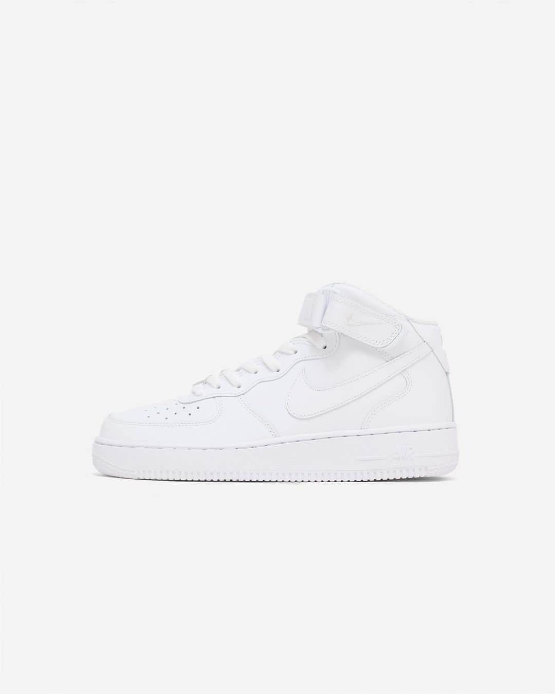 A+Sのインスタグラム：「in stock now  ■NIKE AIR FORCE 1 ’07 MID COLOR : WHITE SIZE : 26.0cm - 29.0cm , 30.0cm PRICE : ¥10,500 (+TAX)  伝説のAF1スタイル。 エア フォースワン ハイ '07は、張りのあるオーバーレイ、大胆なアクセント、最適度の光沢といったAF1ならではの要素が詰まったモデル。スタイルを引き立てる一足です。 パッドを入れたハイカットの履き口に、クラシックな面ファスナーをプラスし、伝説のバスケットボールシューズならではの快適性を実現。つま先に通気孔を施しているので、クールな着用感が持続します。  Legendary AF1 style. The Air Force One High '07 is a model packed with elements unique to AF1, such as a taut overlay, bold accents, and optimal luster. It is a pair that complements the style. A padded high-cut cuff with a classic hook-and-loop fastener for the comfort of a legendary basketball shoe. Vents on the toes keep you cool and comfortable to wear.  #a_and_s #NIKE #AIRFORCE1 #NIKEAIRFORCE1」