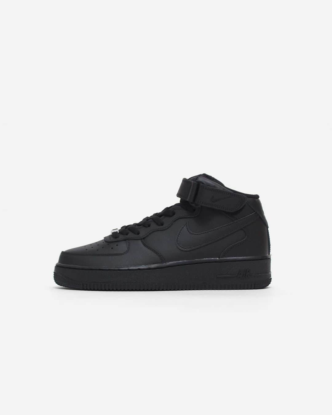 A+Sのインスタグラム：「in stock now  ■NIKE AIR FORCE 1 ’07 MID COLOR : BLACK SIZE : 26.0cm - 29.0cm , 30.0cm PRICE : ¥10,500 (+TAX)  伝説のAF1スタイル。 エア フォースワン ハイ '07は、張りのあるオーバーレイ、大胆なアクセント、最適度の光沢といったAF1ならではの要素が詰まったモデル。スタイルを引き立てる一足です。 パッドを入れたハイカットの履き口に、クラシックな面ファスナーをプラスし、伝説のバスケットボールシューズならではの快適性を実現。つま先に通気孔を施しているので、クールな着用感が持続します。  Legendary AF1 style. The Air Force One High '07 is a model packed with elements unique to AF1, such as a taut overlay, bold accents, and optimal luster. It is a pair that complements the style. A padded high-cut cuff with a classic hook-and-loop fastener for the comfort of a legendary basketball shoe. Vents on the toes keep you cool and comfortable to wear.  #a_and_s #NIKE #AIRFORCE1 #NIKEAIRFORCE1」