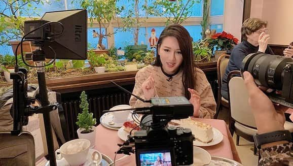 Chloe Yuenのインスタグラム：「. 希望疫情快啲過  大家可以去旅行  去黑森林食黑森林蛋糕 🍰 正到dom一聲 😋😋😋😋  #駕到去歐洲  #黑森林蛋糕#黑森林 #J2#monday#8:30 #甜品#route500germany  #blackforrestcake🍒」