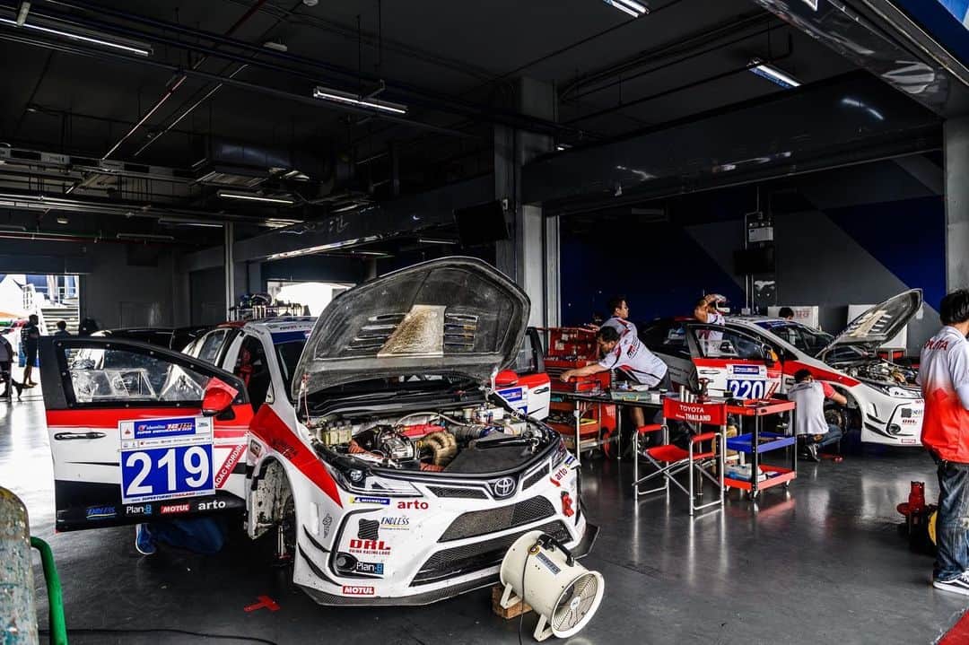 Toyota team thailandさんのインスタグラム写真 - (Toyota team thailandInstagram)「เตรียมตัวเชียร์กันกับแมทช์ส่งท้ายปีอย่าง 12h. Super Endurance 2020 ในวันที่ 10-12 ธันวาคมนี้ Class: D2 🚗Car No.219 - Corolla Altis GR Sport Nürburgring  Drivers: สุทธิพงศ์ สมิตชาติ (อาร์โต้) // ณัฐวุฒิ เจริญสุขะวัฒนะ (วัว) // มานัต กุละปาลานนท์ (ต้น) 🚗Car No.220 - Corolla Altis GR Sport Nürburgring  Drivers: ณัฐพงษ์  ห่อทองคำ (แมน) // เฉิน เจี้ยน หงษ์ // กรัณฑ์ ศุภพงษ์ (จั้ม) 🚗Car No.221 - Toyota 86 Drivers: อัครพงษ์ อัคนีนิโรธ (X) // กฤษฏิ์ วสุรัตน์ (กล้า) // เคนทาโร่ ซึจิโทริ พร้อมด้วยนักแข่งจากรายการ TOYOTA Gazoo Racing Motorsport Class: D3  🚗Car No.317 - Toyota Corolla Altis GR (OMR) Drivers: ชิบะ เคนทาโร่ // สรุศักดิ์ ดาเก็ง (บัส) // เพียว หงษ์ปาน (เพียว) // สัณหวัช วงศ์เจริญ (โฟล์คกี้) Class: D4 🚗Car No.419 - Vios (OMR) Drivers: ภูริต ไทยทองสุข (ภู) // ภวิศ วรรณพิรุณ (ริว) #อยากเห็นคนไทยหัวใจมอเตอร์สปอร์ต #TeamWork #ThaiTeam #TOYOTAGazooRacingteamThailand #CheerThai #ThaiPride #ไม่เชียร์ไทยแล้วจะเชียร์ใคร #แข่งรถ #นักแข่ง #ทีมคนไทย #Car #RaceCar #LexusRCF #TOYOTA86 #SuperCar #CHR #Supra #Corolla #Vios #GR #TGR #GazooRacing」12月11日 14時30分 - toyotagazooracingteamthailand