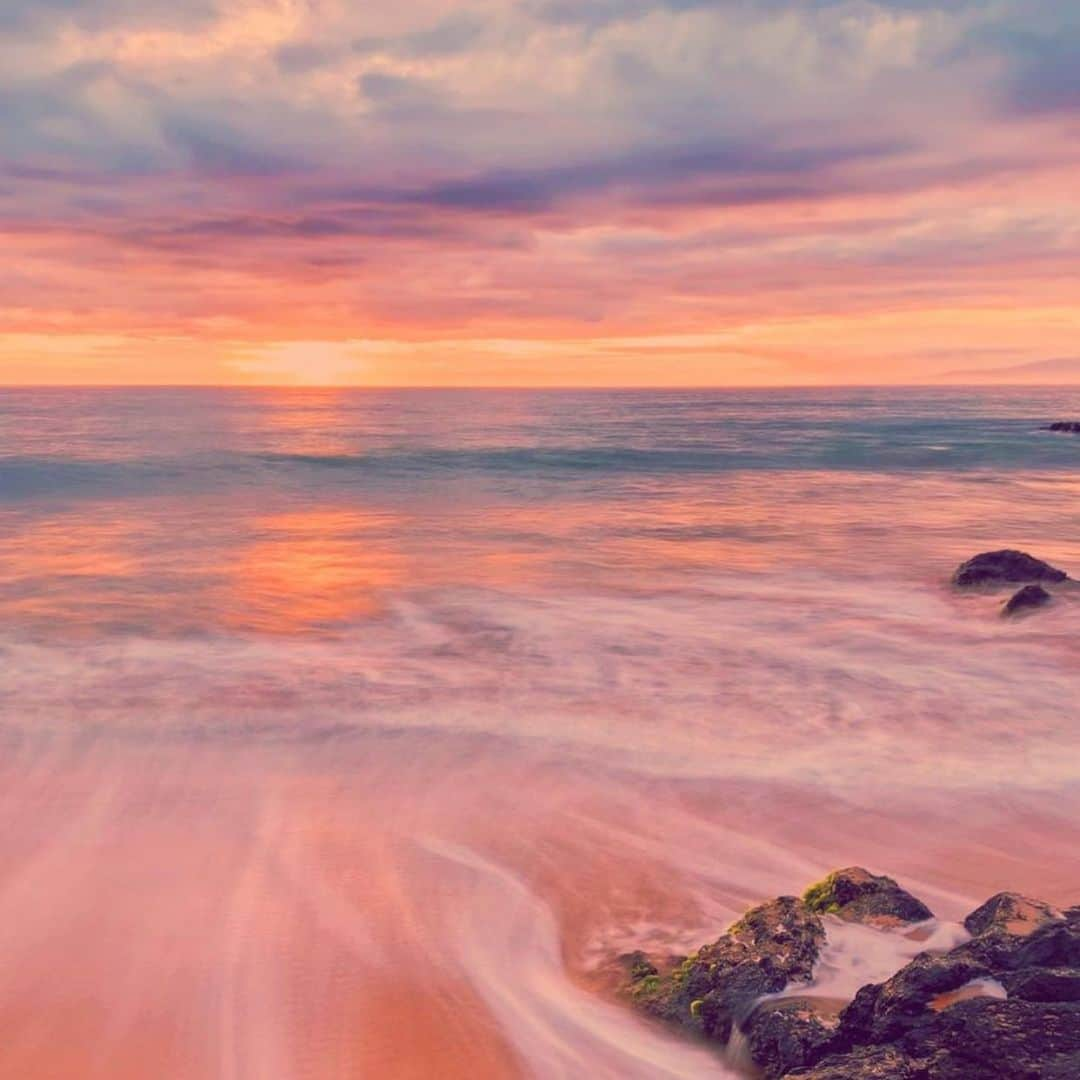 Lanikai Bath and Bodyさんのインスタグラム写真 - (Lanikai Bath and BodyInstagram)「Which do you enjoy more...sunrise or sunset?  📸 @lucky.live.hawaii   #sunset #sunrise #hawaii #beach #ocean #organic #natural #waves #glow #skincare #nontoxic #spf #cotton candy #skies #clouds #lava #lanikai」12月11日 14時33分 - lanikaibathandbody