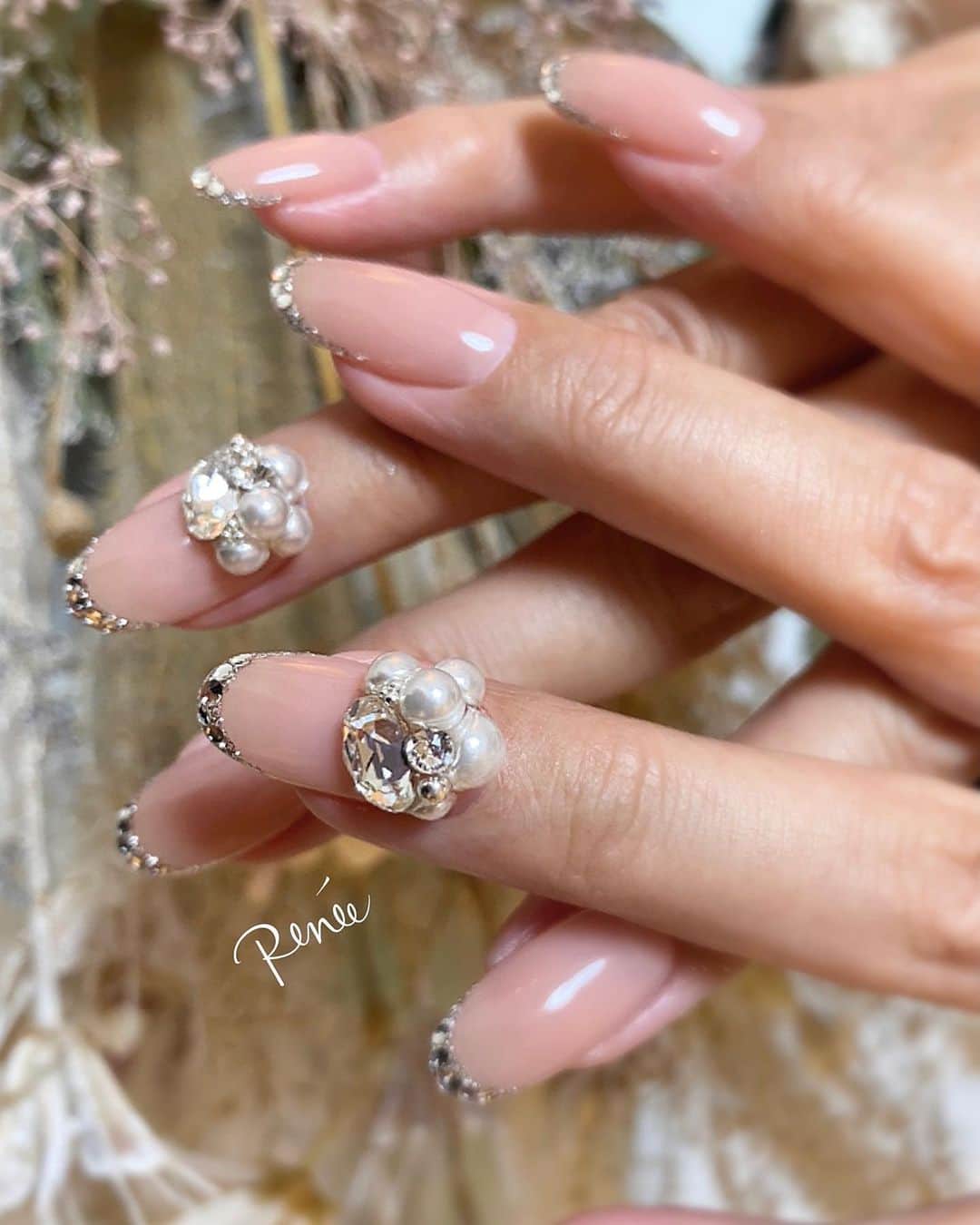 ネイルサロンレネのインスタグラム：「.﻿ design▶︎▶︎ 川崎 @renee_mai.213  ﻿ ラメスキニーフレンチ❤︎✨﻿ ﻿ 先端にはホロではなく﻿ ストーン置いてます☺︎﻿ ﻿ トップコーティングの﻿ 光の筋がゆがまないように﻿ 一手間くわえてますよ〜❤︎﻿ ﻿ ﻿ ﻿ ⇩🎉news🎉⇩﻿ ﻿ 2020年11月14日(土)﻿ nailsalon Renée 梅田本店﻿ BEAULAND Ashiya 芦屋店﻿ に続き3店舗目となる﻿ Renée les deux(レネレドゥ)﻿ 梅田2号店オープン！！！﻿ ﻿ ﻿ ﻿  nailsalon Renée﻿ ￣￣￣￣￣￣￣￣﻿ ﻿ ▫︎梅田店﻿ 【open-close】11:00〜21:00﻿ 【定休日】不定休﻿ 【add】大阪市北区堂山町15-23-908﻿ ﻿ ﻿ ▫︎芦屋店﻿ 【open-close】11:00〜21:00﻿ 【定休日】不定休﻿ 【add】芦屋市業平町6-11 Ashiya grotto 302﻿ ﻿ ﻿ ﻿ ﻿ ▶︎▶︎▶︎初回クーポンご利用頂けます﻿ ￣￣￣￣￣￣￣￣￣￣￣￣￣￣￣￣﻿ ご予約はプロフィールTOPのリンク内﻿ URLをご利用下さい。﻿ ﻿ ﻿ ﻿ メニューに迷った方やご相談は…﻿ ﻿ 　　🤍Renée公式LINE🤍﻿ ─────────────﻿  【@bos7903t】←※@から入力🔍﻿ ﻿ ﻿ ﻿ #nail#nails#gelnails#nailart#ネイル#ジェルネイル#美甲#네일#젤네일#nailsalonrenee#ネイルサロンレネ﻿ #大阪ネイルサロン#梅田ネイルサロン#芦屋ネイルサロン#ビジューネイル#おしゃれネイル#お洒落ネイル#シンプルネイル#きれいめネイル#大人ネイル#上品ネイル#ブライダルネイル#ナチュラルネイル#ヌーディネイル#冬ネイルデザイン#フレンチネイル#ラメフレンチ」