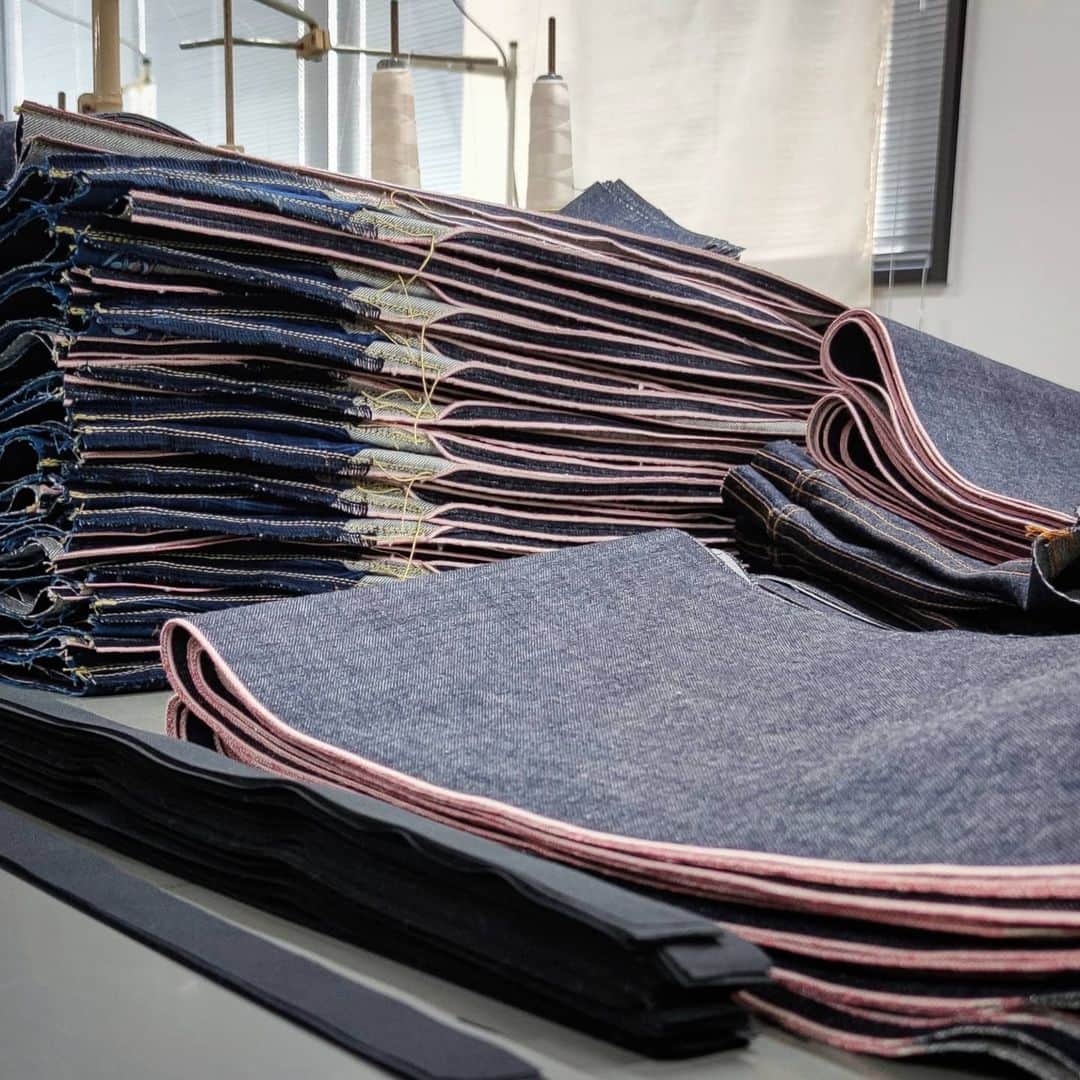 momotarojeansのインスタグラム：「The photo from our sewing factory, These are “before jeans” pieces, waiting to be #momotarojeans.  縫製工場より。これからジーンズになっていきます。」