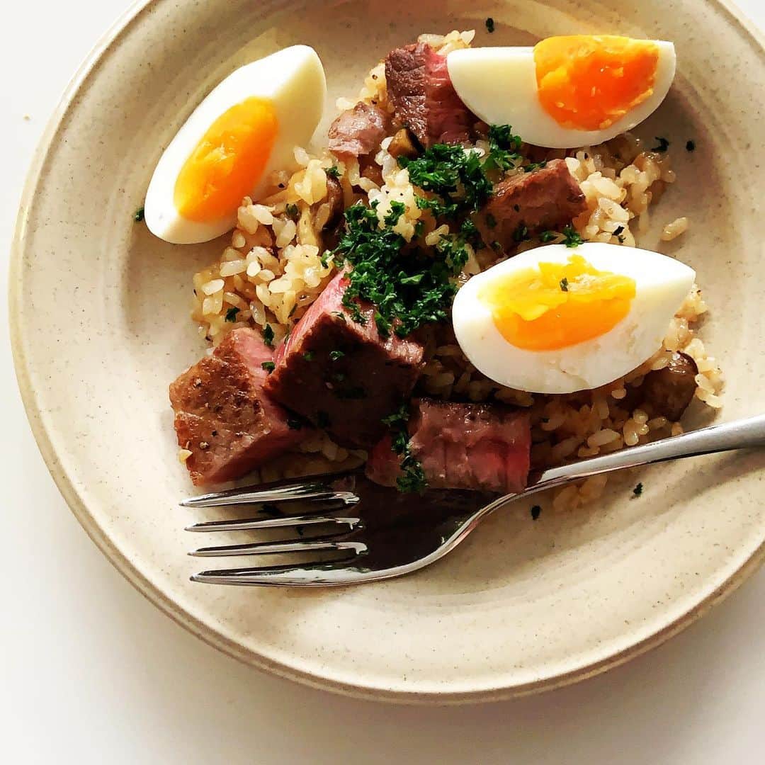 志摩有子さんのインスタグラム写真 - (志摩有子Instagram)「ランチにキャンティ風ビーフピラフ。 赤身ステーキ2枚で５人で食べられる。 ゆで卵もトッピング。  #まかないごはん #ビーフピラフ」12月11日 14時41分 - ariko418