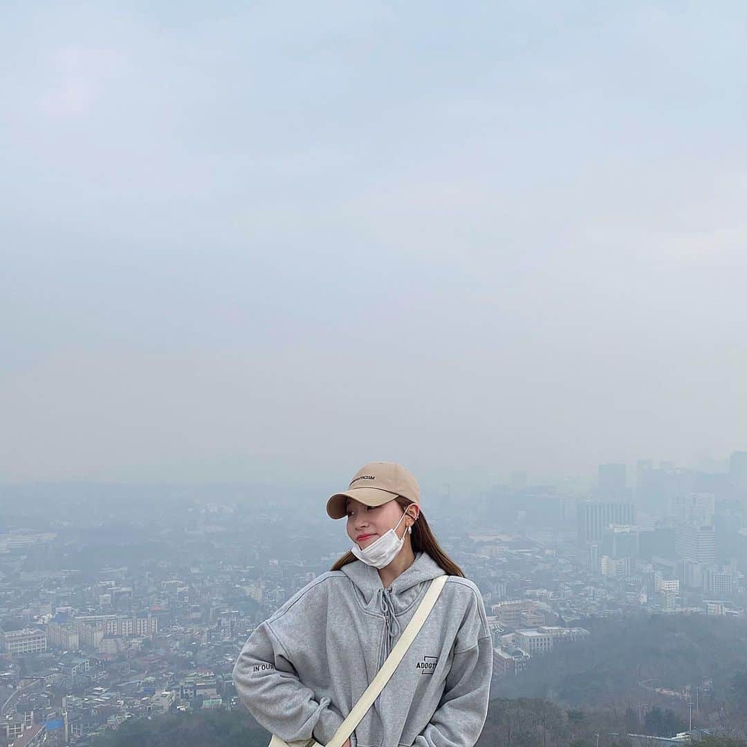 ソヨンさんのインスタグラム写真 - (ソヨンInstagram)「날이 흐렸지만🥺  (사진 찍은 후에 마스크는 바로 썼습니다!) #로맨티시즘 #모자」12月11日 14時43分 - lsoyeonb