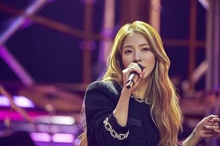BoAのインスタグラム：「오늘 저녁 11시 SBS F!l 에서 live on unplugged 보세요~ 집에서 즐기는 공연❤️ 첫방 준비하랴 공연 준비 하랴 정신없었지만 모두에게 즐거운 공연이 되길 바라며~~🙏」