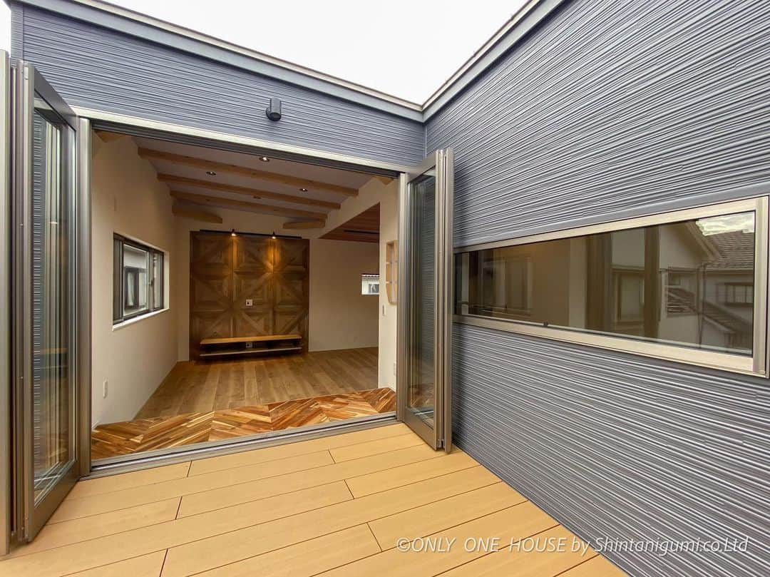 ONLY ONE HOUSE 株式会社 新谷組のインスタグラム：「#内覧会 情報📣♥  『青空に繋がる二階テラスのある家』 いよいよ明日、明後日開催します！！  今回はお子様も楽しめるイベントも💛 おもいっきり深呼吸がしたくなる 気持ちのいい空間をどうぞ実際に 体感してください٩(๑⃙⃘˙ᵕ˙๑⃙⃘)۶  一般公開となっております！！ ※ご予約頂けるとスムーズにご案内できます( ¨̮ )♥  是非お越しください😎  InstagramのDM、HP、お電話にて ご予約承ります☏💌💭  ⚀ 本社TEL  0770-78-1255 ⚁ 事務所TEL  0770-59-2552 ⚂ E-Mail  shintanigumi@outlook.jp ⚃ 新谷組HP  http://www.shintanigumi.jg .  #新谷組#おおい町#舞鶴市#高浜町#小浜市#敦賀市#若狭町#美浜町#新築#一戸建て#外構工事#改修工事#シンプルライフ#マイホーム#マイホーム計画#注文住宅#デザイン住宅#自由設計#工務店#金属サイディング#無垢材#家事楽動線#家づくり #家事動線 #こだわりの家 #インナーガレージ」