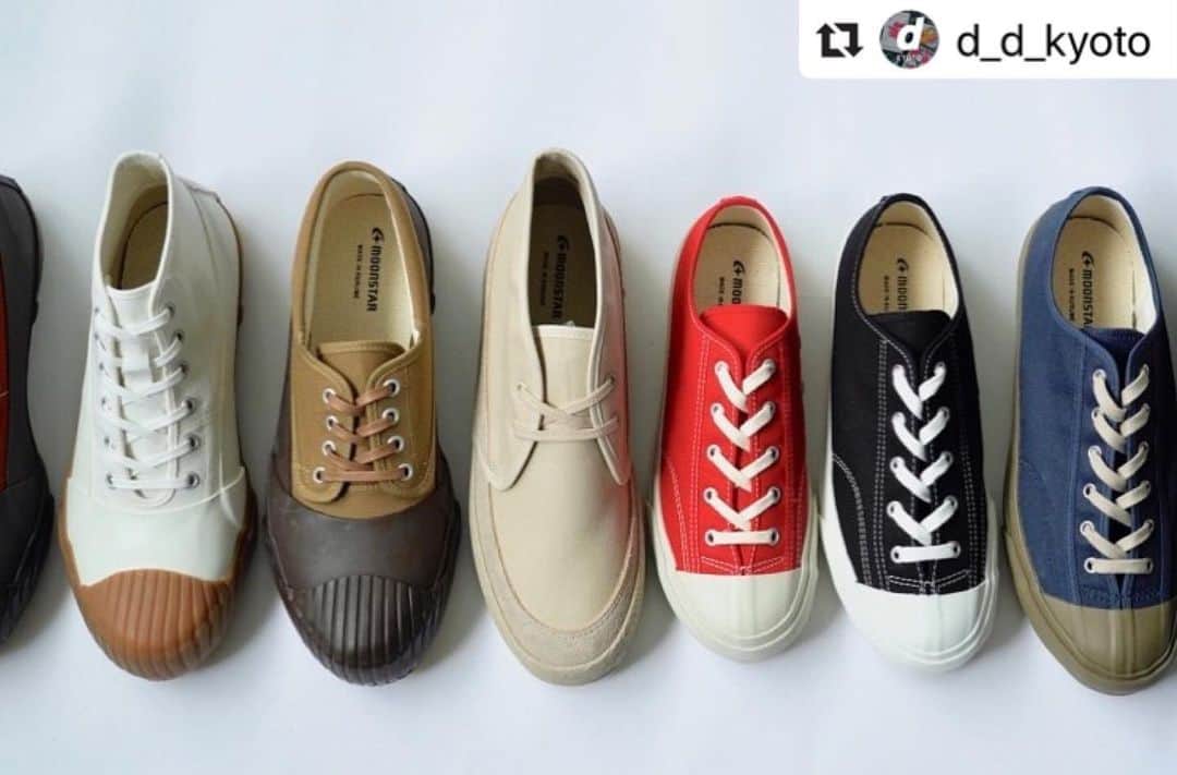 MOONSTARのインスタグラム：「D&DEPARTMENT KYOTOにて本日よりイベント開催中です。  #Repost @d_d_kyoto  ・・・ 【12/11より 「ムーンスターのスニーカー」 開催】⁣ ⁣ 140年前に創業し、大人から子供まで日本人の為の様々な靴作りを行なっている日本のシューズブランド、 ムーンスター。⁣ その長年の技術を詰め込み作られている「ファインヴァルカナイズ」シリーズは今では貴重な国内工場のある福岡県久留米市でつくられています。⁣ 名前にあるヴァルカナイズ製法とは、アッパーと加硫剤を混ぜたゴム底を窯の中でゆっくりと時間をかけ、「圧力」と「熱」をかけ接着する方法です。ヴァルカナイズ製法で作られることでゴム同士が強固にくっつき、しなやかで底剥がれのしにくい丈夫な靴が出来上がります。⁣ このシリーズは「日本のスニーカーといえば久留米」として認知してもらいたいという願いを込め、 MADE IN JAPANではなく“MADE IN KURUME”と表記が入っています。⁣ 自社内でほぼ全ての工程を行い仕上げるという一貫したものづくりの姿勢は、地域に住むたくさんの人たちの仕事と暮らしも支え、 よいゴム底靴をつくりつづけることへ繋がっています。⁣ 今回はその自社工場での作業工程の紹介と、ファインヴァルカナイズシリーズの様々なアイテムを取り揃えて販売致します。日本人のための靴作りのノウハウが詰まっているため履き心地は抜群です。⁣ またその裏に込められた技術と工夫、アイデアが詰め込まれた多様なラインナップを、是非一度ご覧ください。⁣ ⁣ ---------⁣ “MADE IN KURUME”のものづくり⁣ ムーンスターのスニーカー⁣ 2020年12月11日(金)〜2021年1月11日(月)⁣ ※12月29日〜1月7日は年末年始休業となります。⁣ 時 間：10:00～18:00（火・水曜 定休日）※最終日は17:00まで⁣ 場 所:  D&DEPARTMENT KYOTO SHOP」