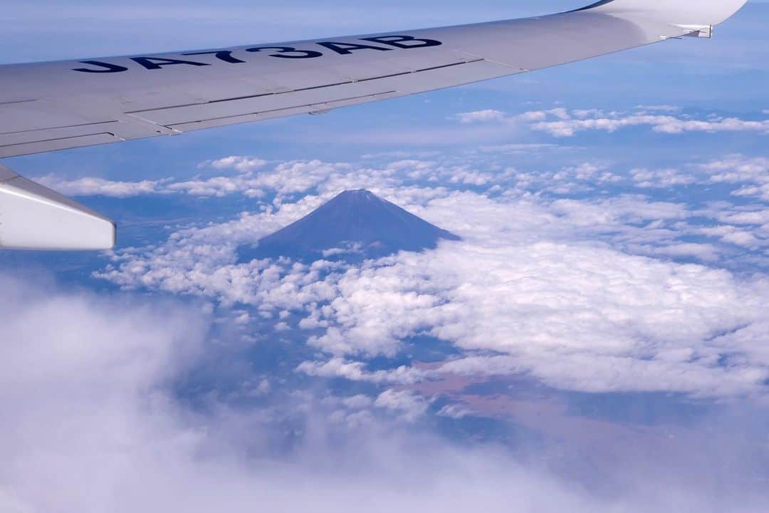 豊大槻さんのインスタグラム写真 - (豊大槻Instagram)「#mtfuji  #airplane  #富士山  #機影  #飛行機」12月11日 14時47分 - yutakachi