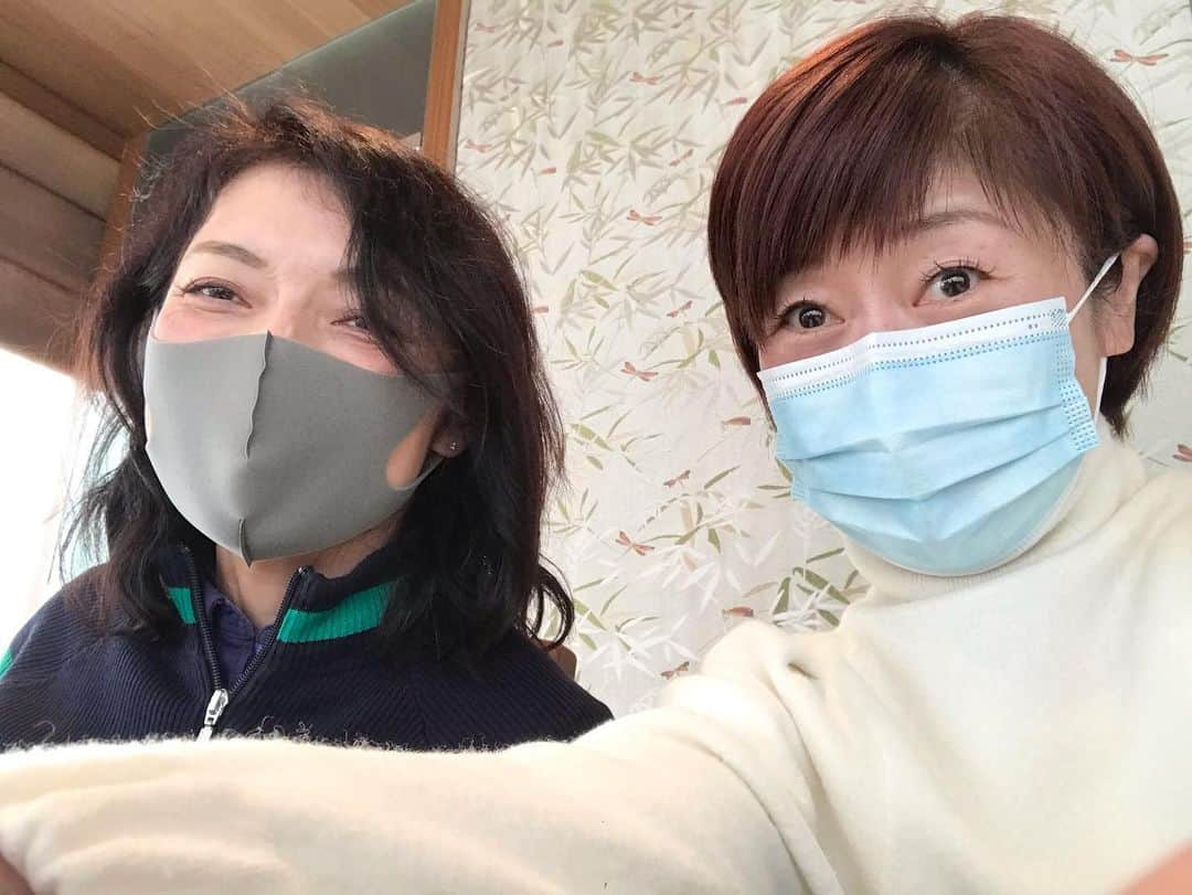 神野美伽さんのインスタグラム写真 - (神野美伽Instagram)「今月の ENJIN ０1 動物愛護委員会の会議  いつもお席は到着順に自由に座って会議します 今回は、お隣が勝間和代さん  勝間さんは、 先日のCOTTON CLUBでのライブも観に来て下さいました  東京でのコンサート、 そして、 昨年は、わざわざ大阪まで音楽劇「SIZUKO」を観にも来てくださっています  その行動力、瞬発力、発信力の凄さにはいつも驚かされますし、 話していると、 私の知らないことを沢山学べます  今回も、とても興味深い ユヴァル・ノア・ハラリの 「サピエンス全史」を教えてくださったので、早速購入しました  上下巻で4.000円以上する本ですが、 本を買うのは、 ちっとも勿体なくないと思えるから不思議です  しかし、 勝間和代さんの持っていらっしゃる知識の半分でも欲しい❗️と思うアタクシであります  #ENJIN01  #動物愛護　#委員会 #勝間和代　　#サピエンス全史　 #ユヴァルノアハラリ　#知識」12月11日 14時51分 - mika_shinno_japan