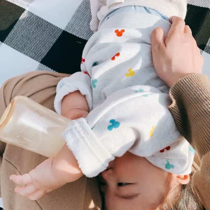桜 稲垣早希のインスタグラム：「どうしてもミルクが飲みたいけどうつ伏せにもなりたい #生後10ヶ月男の子 #公園にゴロゴロしに来た」