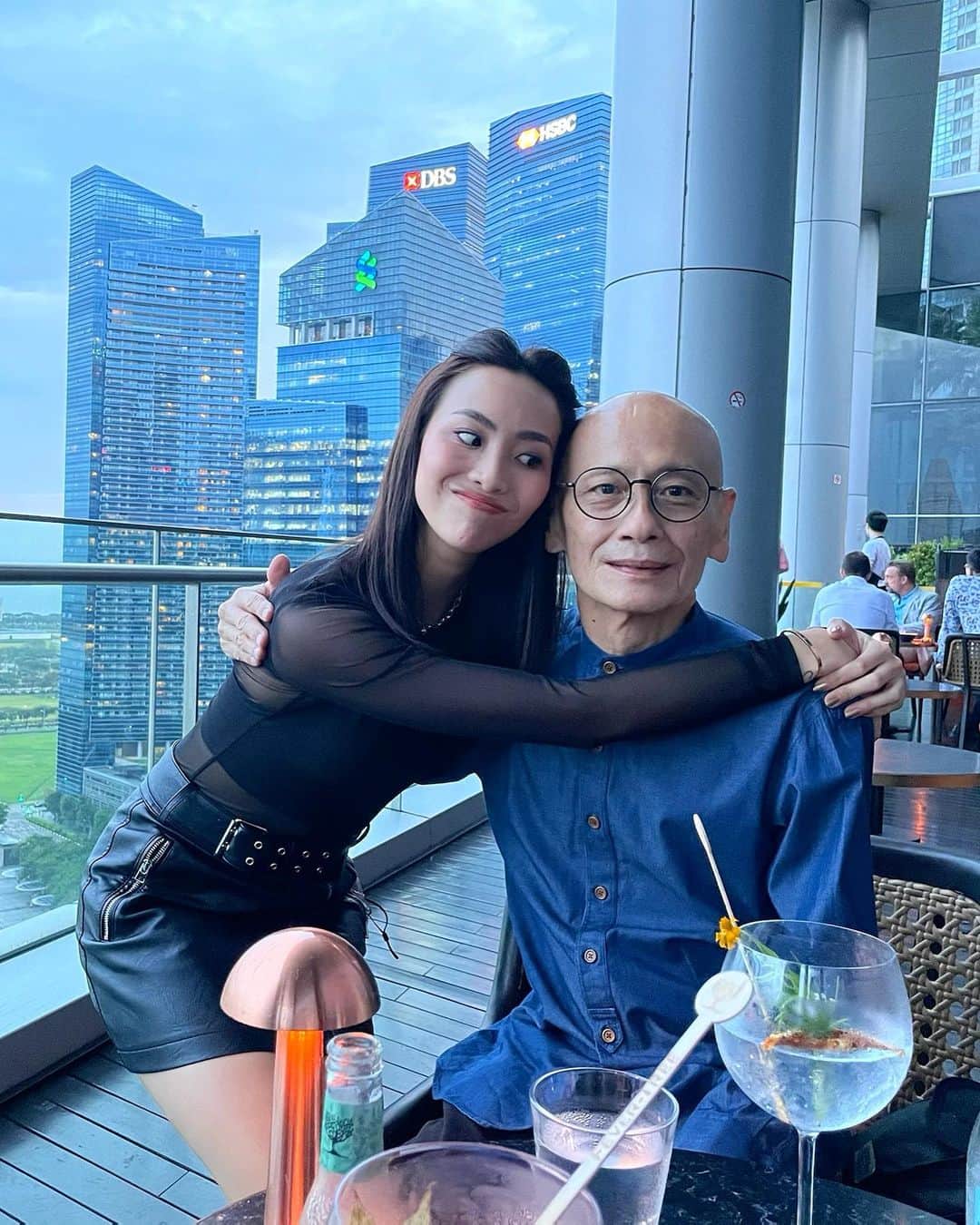 ソニアのインスタグラム：「Happy birthday Papa Chew!! From teaching me how to cycle, blade and solve algebra when I was a kid, to enjoying cocktails on your 65th... we’ve come a long way! 🤣 Here’s a photo dump of great moments sourced from various phones last night 🥳  Thus begins birthday season for my family btw - ALL of us (including @jermsng) are December babies believe it or not 🤷🏻‍♀️  #shotoniphone」