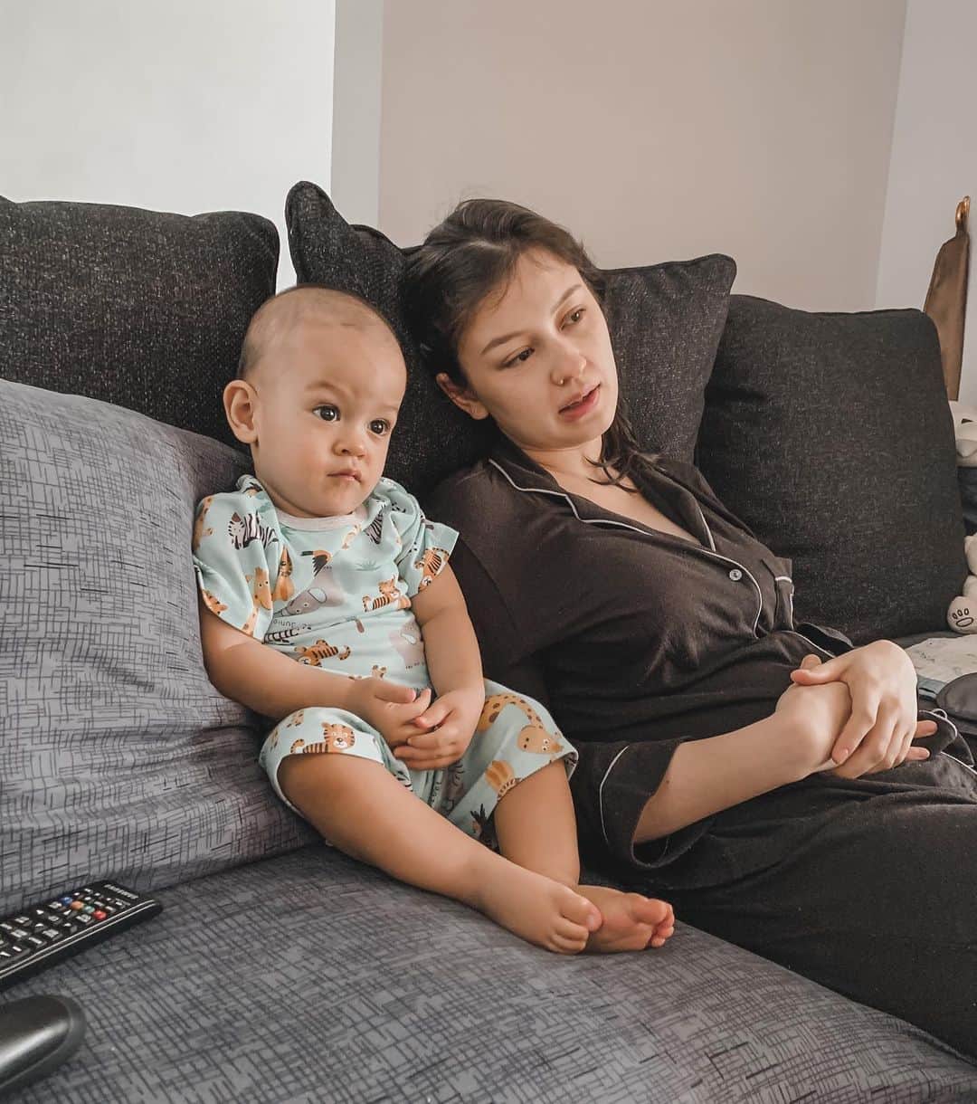 のインスタグラム：「Our mornings. Forgive my bedhead.」