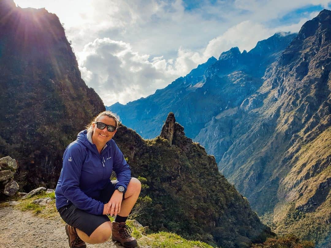 のインスタグラム：「Happy International Mountain Day, Macpac Whānau. We’re proud to support Mastering Mountains, a Charitable Trust based in New Zealand, that helps people with Multiple Sclerosis and Functional Neurological Disorder to climb their mountains, both literal and figurative. Thousands of people around the world have these neurological conditions. The Trust gives grants to Kiwis who want to overcome the limitations of their illness and achieve an objective in the outdoors...whether it’s a traverse of Mount Maungatautari, clocking 1,700m of vertical ascent while cycling around Taupo, or a long trek to the top of Machu Picchu. We feel humbled to be able to help such an amazing cause and celebrate life in the mountains with some incredible people. . . 📸 Tracey Hall, a previous recipient of the Mastering Mountains Charitable Trust, who has MS, was in a wheelchair, and trekked up to Machu Picchu last year. @masteringmountains @traceys_ms_journey . . #internationalmountainday #outsideisbetter #lifeinthemountains」