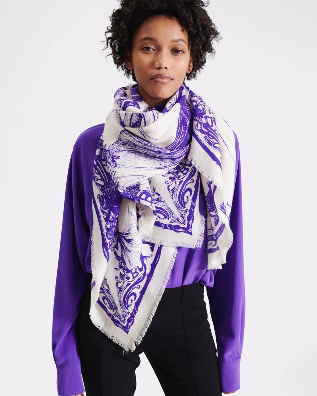 バルバラ ビュイさんのインスタグラム写真 - (バルバラ ビュイInstagram)「PURPLE FIGHTING FISH ON A WOOL SCARF⁣ Discover our fall/winter 20 accessories line, now online and in our stores⁣ ⁣ #printed #scarf #barbarabui #purple #fw20」12月11日 15時00分 - barbarabuiofficial
