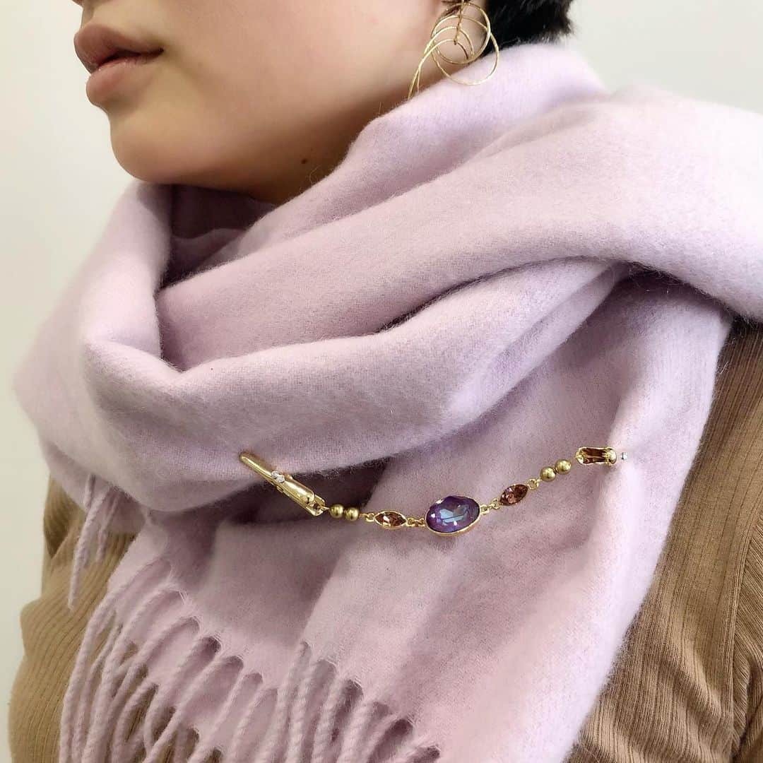 貴和製作所 公式さんのインスタグラム写真 - (貴和製作所 公式Instagram)「【PICK UP】作り方画像あり！おすすめアクセサリー﻿ クリスマスギフトにピッタリ！スカーフ留めに役立つクリップアクセサリーをご紹介致します🎅🎁﻿ ﻿ 手持ちのスカーフやマフラーに挟むだけ！生地に穴を開けずに使える優れもの🌟﻿ ﻿ 店舗とオンラインストアでは、ギフトボックスや装飾にオススメなリボンなども幅広くご用意しておりますので、合わせてチェックしてみて下さいね🎄🎁﻿ ﻿ 【材料①】﻿ ●スワロフスキー・クリスタル #4228 8×4㎜ ブラッシュローズ/F…2個(1袋)﻿ ●#4120 14×10㎜ CRY.バーガンディーディライト…1個(1袋)﻿ ●#5810 4㎜ メタリックゴールド…4個(1袋)﻿ ●#2058 SS7 クリスタル…4個(1袋)﻿ ●キャスト石座 #4228 8×4㎜ 2カン G…2個(1袋)﻿ ●キャスト石座 #4120 2カン 14×10㎜ G…1個(1袋)﻿ ●丸カン 0.7×3.5㎜ G…2個(1袋)﻿ ●9ピン 0.6×25㎜ G…2個(1袋)﻿ ●ドレスクリップ G…2個(1袋)﻿ ●多目的クラフトボンドNeo…適量(1袋)﻿ ﻿ 【材料②】﻿ ●パールチェーン ホワイト/G 3㎜…約11㎝﻿ ●パールチェーン ホワイト/G 8㎜…約13㎝﻿ ●チャーム ラッキースノー クリスタル/G…2個(2袋)﻿ ●丸カン 0.7×3.5㎜ G…2個(1袋)﻿ ●クリップ No.1 G…2個(1袋)﻿ ●多目的クラフトボンドNeo…適量(1袋)﻿ ﻿ 商品の詳細は画像をタップしてくださいね！﻿ ﻿ ━━━━━━━━━━━━━━━━﻿ ﻿ 店舗（オンラインストア含む）により取扱い商品・入荷時期が異なりますのでご了承ください。﻿ ﻿ 時間を短縮して営業をさせていただいている店舗がございます。詳しくはウェブサイトでご確認くださいませ。﻿ ﻿ ━━━━━━━━━━━━━━━━﻿ ﻿ #公式貴和製作所本部スタッフ #貴和製作所 #スワロフスキークリスタル#SWAROVSKICRYSTAL #貴和製作所のパーツ #handmade #ハンドメイドアクセサリー #ハンドメイドパーツ #ハンドメイド材料 #クリスマス #クリスマスギフト #クリスマスプレゼント #スカーフ留め #クリップ #ドレスクリップ #ハットクリップ #スカーフ #マフラー」12月11日 15時01分 - kiwaseisakujo