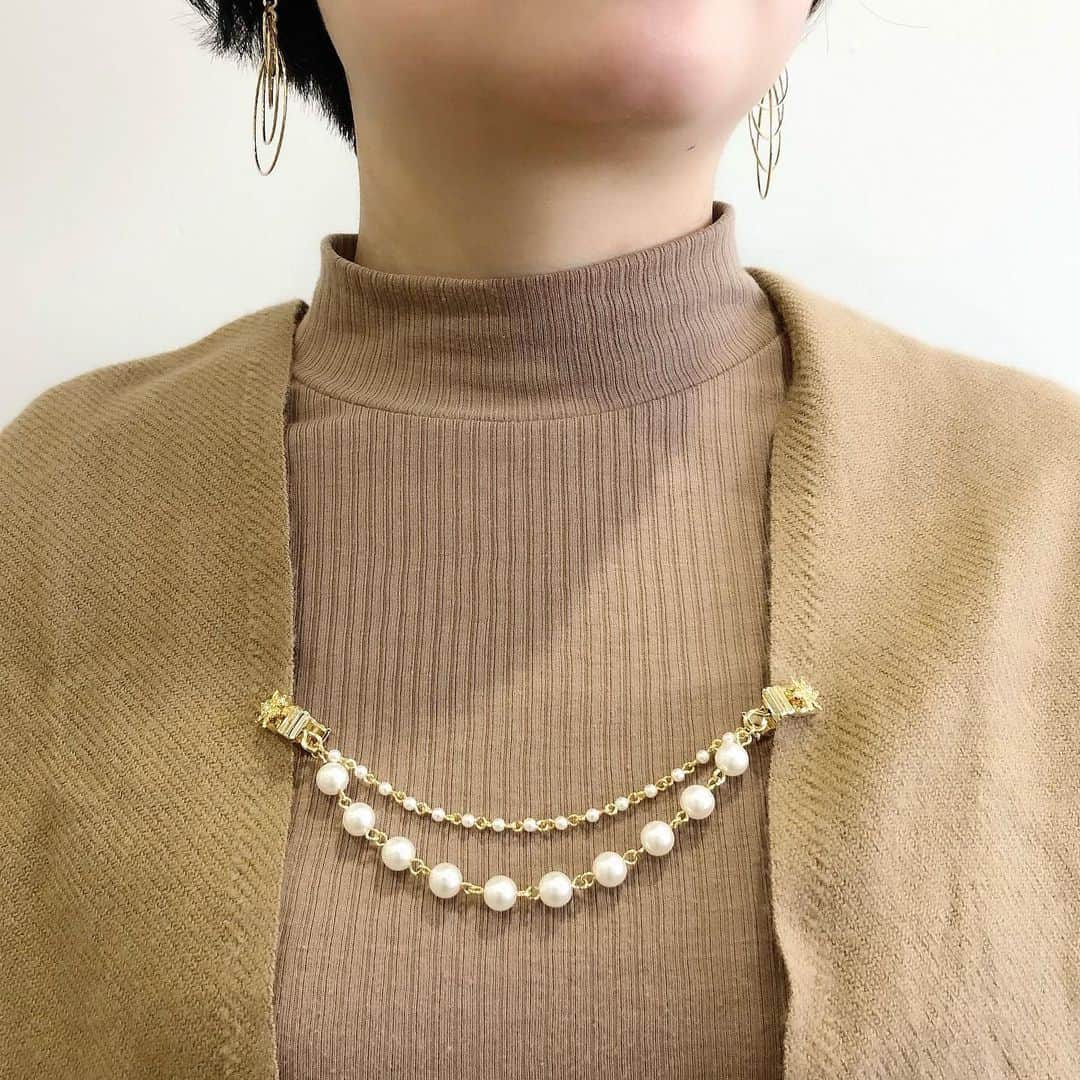 貴和製作所 公式さんのインスタグラム写真 - (貴和製作所 公式Instagram)「【PICK UP】作り方画像あり！おすすめアクセサリー﻿ クリスマスギフトにピッタリ！スカーフ留めに役立つクリップアクセサリーをご紹介致します🎅🎁﻿ ﻿ 手持ちのスカーフやマフラーに挟むだけ！生地に穴を開けずに使える優れもの🌟﻿ ﻿ 店舗とオンラインストアでは、ギフトボックスや装飾にオススメなリボンなども幅広くご用意しておりますので、合わせてチェックしてみて下さいね🎄🎁﻿ ﻿ 【材料①】﻿ ●スワロフスキー・クリスタル #4228 8×4㎜ ブラッシュローズ/F…2個(1袋)﻿ ●#4120 14×10㎜ CRY.バーガンディーディライト…1個(1袋)﻿ ●#5810 4㎜ メタリックゴールド…4個(1袋)﻿ ●#2058 SS7 クリスタル…4個(1袋)﻿ ●キャスト石座 #4228 8×4㎜ 2カン G…2個(1袋)﻿ ●キャスト石座 #4120 2カン 14×10㎜ G…1個(1袋)﻿ ●丸カン 0.7×3.5㎜ G…2個(1袋)﻿ ●9ピン 0.6×25㎜ G…2個(1袋)﻿ ●ドレスクリップ G…2個(1袋)﻿ ●多目的クラフトボンドNeo…適量(1袋)﻿ ﻿ 【材料②】﻿ ●パールチェーン ホワイト/G 3㎜…約11㎝﻿ ●パールチェーン ホワイト/G 8㎜…約13㎝﻿ ●チャーム ラッキースノー クリスタル/G…2個(2袋)﻿ ●丸カン 0.7×3.5㎜ G…2個(1袋)﻿ ●クリップ No.1 G…2個(1袋)﻿ ●多目的クラフトボンドNeo…適量(1袋)﻿ ﻿ 商品の詳細は画像をタップしてくださいね！﻿ ﻿ ━━━━━━━━━━━━━━━━﻿ ﻿ 店舗（オンラインストア含む）により取扱い商品・入荷時期が異なりますのでご了承ください。﻿ ﻿ 時間を短縮して営業をさせていただいている店舗がございます。詳しくはウェブサイトでご確認くださいませ。﻿ ﻿ ━━━━━━━━━━━━━━━━﻿ ﻿ #公式貴和製作所本部スタッフ #貴和製作所 #スワロフスキークリスタル#SWAROVSKICRYSTAL #貴和製作所のパーツ #handmade #ハンドメイドアクセサリー #ハンドメイドパーツ #ハンドメイド材料 #クリスマス #クリスマスギフト #クリスマスプレゼント #スカーフ留め #クリップ #ドレスクリップ #ハットクリップ #スカーフ #マフラー」12月11日 15時01分 - kiwaseisakujo
