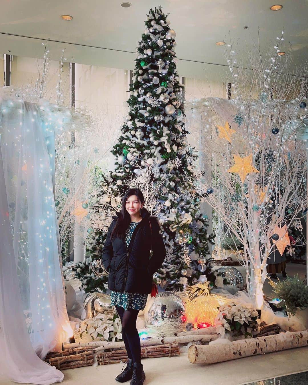 沖田杏梨さんのインスタグラム写真 - (沖田杏梨Instagram)「I enjoyed the lunch time with my Girl friends at @grandhyatttokyo  The Christmas tree was so gorgeous!!  They are my loving trustful friends. I can’t stop laughing while we are chatting!!  ハイアット東京でランチしてきました✨ 本当に信頼あって大好きで超美人なお友達と❤️ずーーーっと笑ってて本当に楽しかったです。内容は思わぬすごいこと話してます笑  #grandhyatt  #grandhyatttokyo」12月11日 15時12分 - anri_okita