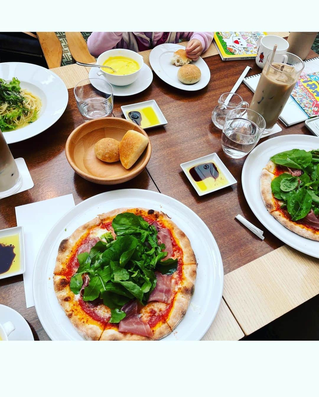 沖田杏梨さんのインスタグラム写真 - (沖田杏梨Instagram)「I enjoyed the lunch time with my Girl friends at @grandhyatttokyo  The Christmas tree was so gorgeous!!  They are my loving trustful friends. I can’t stop laughing while we are chatting!!  ハイアット東京でランチしてきました✨ 本当に信頼あって大好きで超美人なお友達と❤️ずーーーっと笑ってて本当に楽しかったです。内容は思わぬすごいこと話してます笑  #grandhyatt  #grandhyatttokyo」12月11日 15時12分 - anri_okita