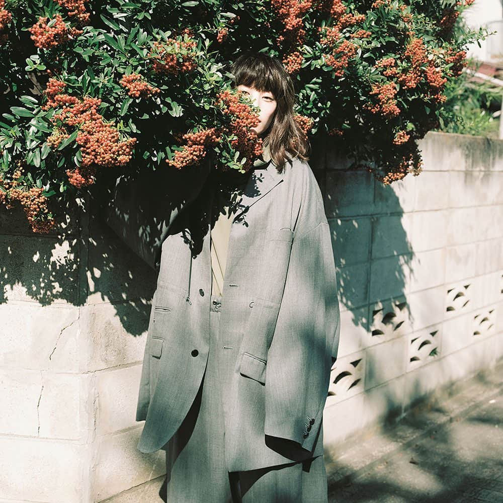 ほな・いこかのインスタグラム：「PLAY‼︎🌳☔️  Photo @masahamanoi  Stylist @stylistyoshiki  Meke-up @yoshi.t7  Hair @iamritsu」