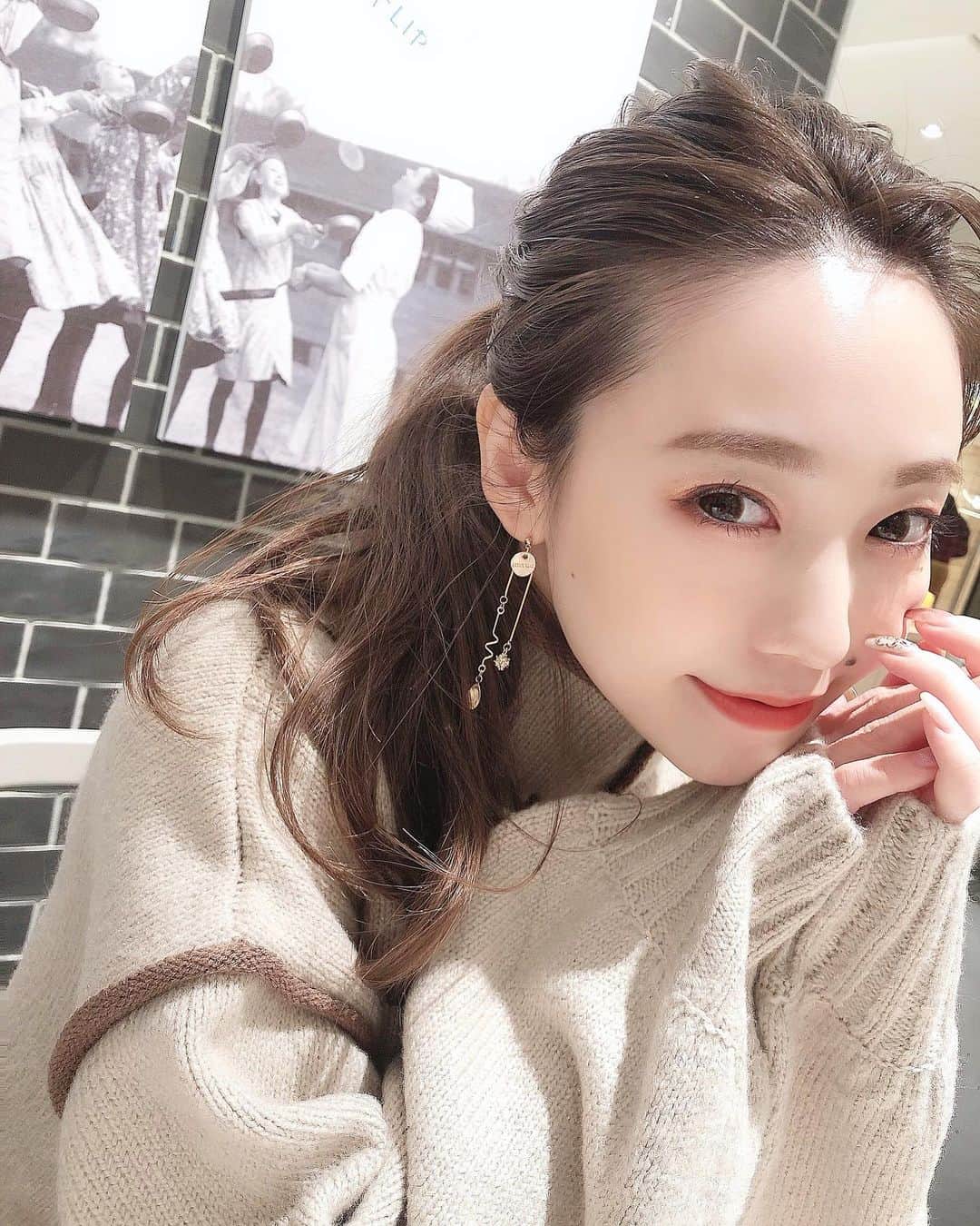 白岩まちこのインスタグラム：「≫≫💎... 𝘢𝘤𝘤𝘦𝘴𝘴𝘰𝘳𝘺  ㅤㅤㅤㅤㅤㅤㅤ おでこでこんばんは🙋🏻‍♀️✨ ㅤㅤㅤㅤㅤㅤㅤㅤㅤㅤㅤㅤㅤ ㅤㅤㅤㅤㅤㅤㅤㅤㅤㅤㅤㅤㅤ ㅤㅤㅤㅤㅤㅤㅤㅤㅤㅤㅤㅤㅤ (２枚目はオデコが発光しすぎたので押さえてます🦲🙌🏻 ) ㅤㅤㅤㅤㅤㅤㅤㅤㅤㅤㅤㅤㅤ ㅤㅤㅤㅤㅤㅤㅤㅤㅤㅤㅤㅤㅤ ㅤㅤㅤㅤㅤㅤㅤㅤㅤㅤㅤㅤㅤ ㅤㅤㅤㅤㅤㅤㅤㅤㅤㅤㅤㅤㅤ ヘアアレンジをして、顔周りがスッキリしてる時は必ずアクセサリーをつける...❤︎  ㅤㅤㅤㅤㅤㅤㅤㅤㅤㅤㅤㅤㅤ ㅤㅤㅤㅤㅤㅤㅤㅤㅤㅤㅤㅤㅤ ㅤㅤㅤㅤㅤㅤㅤㅤㅤㅤㅤㅤㅤ 今日は、前にチラッとストーリーに載せたら かなりDMが来たこのピアス🧸💎 　ㅤㅤㅤ ㅤㅤㅤㅤㅤㅤㅤㅤㅤㅤㅤㅤㅤ   𝘢𝘤𝘤𝘦𝘴𝘴𝘰𝘳𝘺  @merue_official  ㅤㅤㅤㅤㅤㅤㅤㅤㅤㅤㅤㅤㅤㅤㅤㅤㅤㅤㅤㅤㅤㅤㅤ𝘥𝘦𝘴𝘪𝘨𝘯 𝘣𝘺... @rinatea_25ㅤㅤㅤㅤㅤㅤㅤ  ㅤㅤㅤㅤㅤㅤㅤㅤㅤㅤㅤㅤㅤ  りなてぃがプロデュースするブランド " 𝘮𝘦𝘳𝘶𝘦 "のん❤︎ ㅤㅤㅤㅤㅤㅤㅤㅤㅤㅤㅤㅤㅤ ㅤㅤㅤㅤㅤㅤㅤㅤㅤㅤㅤㅤㅤ ㅤㅤㅤㅤㅤㅤㅤㅤㅤㅤㅤㅤㅤ アシンメトリーの一癖あるデザインがツボ🕊🤍 ㅤㅤㅤㅤㅤㅤㅤㅤㅤㅤㅤㅤㅤ ㅤㅤㅤㅤㅤㅤㅤㅤㅤㅤㅤㅤㅤ 先っちょに付いてるジルコニアは、 光に当たるとキラッキラしてめっちゃ綺麗なん🥴✨ ㅤㅤㅤㅤㅤㅤㅤㅤㅤㅤㅤㅤㅤ ㅤㅤㅤㅤㅤㅤㅤㅤㅤㅤㅤㅤㅤ  普段着にはもちろん、３枚目みたいにドレスアップした時にも使えるっ👰🏼✨ ㅤㅤㅤㅤㅤㅤㅤㅤㅤㅤㅤㅤㅤ ㅤㅤㅤㅤㅤㅤㅤㅤㅤㅤㅤㅤㅤ  箱まで可愛くて、届いた時から ワクワクが止まらんかった🥺💓 ㅤㅤㅤㅤㅤㅤㅤㅤㅤㅤㅤㅤㅤ ㅤㅤㅤㅤㅤㅤㅤㅤㅤㅤㅤㅤㅤ ㅤㅤㅤㅤㅤㅤㅤㅤㅤㅤㅤㅤㅤ  今日この後21:00〜一般発売するから、 気になってた子はスタンバイしてて🥰✨ ㅤㅤㅤㅤㅤㅤㅤㅤㅤㅤㅤㅤㅤ ㅤㅤㅤㅤㅤㅤㅤㅤㅤㅤㅤㅤㅤ  私の方にも問い合わせが沢山来てたし、 先行販売でも即完したアイテムやから 今回も即完しそう...🥺💓 ㅤㅤㅤㅤㅤㅤㅤㅤㅤㅤㅤㅤㅤ ㅤㅤㅤㅤㅤㅤㅤㅤㅤㅤㅤㅤㅤ ㅤㅤㅤㅤㅤㅤㅤㅤㅤㅤㅤㅤㅤ ㅤㅤㅤㅤㅤㅤㅤㅤㅤㅤㅤㅤㅤ 今日発売の新作が他にもあるし、 とにかく可愛いアイテムたくさんあるよ👩🏻‍🦰💚 ㅤㅤㅤㅤㅤㅤㅤㅤㅤㅤㅤㅤㅤ  ㅤㅤㅤㅤㅤㅤㅤㅤㅤㅤㅤㅤㅤ ㅤㅤㅤㅤㅤㅤㅤㅤㅤㅤㅤㅤㅤ  話は変わって、、、 みんなはパートナーへのクリスマスプレゼントってもう決めた🙊🎁？？  ㅤㅤㅤㅤㅤㅤㅤㅤㅤㅤㅤㅤㅤ ㅤㅤㅤㅤㅤㅤㅤㅤㅤㅤㅤㅤㅤ ㅤㅤㅤㅤㅤㅤㅤㅤㅤㅤㅤㅤㅤ ㅤㅤㅤㅤㅤㅤㅤㅤㅤㅤㅤㅤㅤ  #merue#メルエㅤㅤㅤㅤㅤㅤㅤㅤㅤㅤㅤㅤㅤ #ピアス#イヤリング#アクセサリー #アクセ#ゴールドアクセ#ゴールドアクセサリー #ジルコニア#メイク#アイメイク#オレンジリップ#ポニーテールアレンジ #オールバック#ポニーテール #簡単アレンジ#セルフアレンジ#アレンジヘア #ニット#ニットコーデ #冬コーデ#今日のコーデ#ファッション」