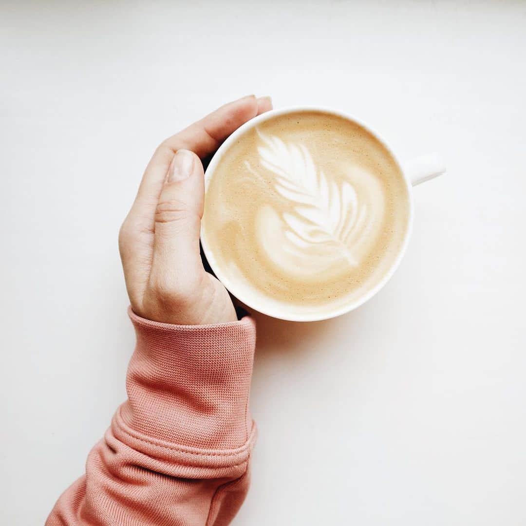 De'Longhi Sverigeのインスタグラム：「Fredagsmorgon på rätt sätt! Hur startar du helst din dag? ☕️ #delonghi #seriousaboutcoffee #kaffekärlek #coffeelove」