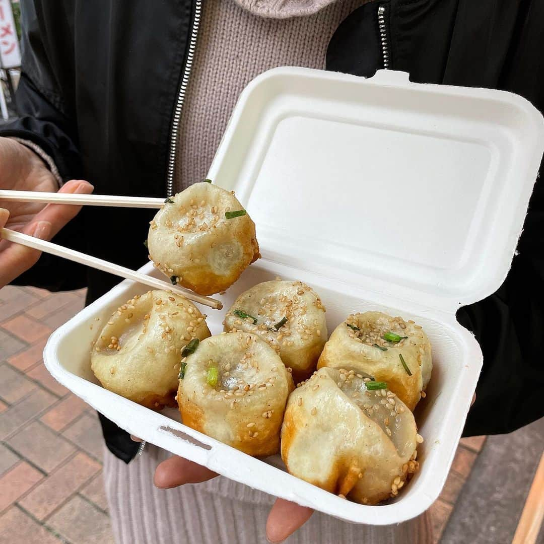 りょうくんグルメさんのインスタグラム写真 - (りょうくんグルメInstagram)「【町田 小陽生煎饅頭屋】 都内屈指の食べ歩きフード！！！ 町田の激うま小籠包！！！ ⠀ 🏠#町田 #小陽生煎饅頭屋 🚶‍♂️町田駅徒歩5分 📖小籠包6個入り(660円)×2 ⠀ 町田の大人気食べ歩きフード。⠀ 小籠包は一個一個が大きく、表面の皮がしっかり硬めで食べ応えあり。 出来立てを食べれるのであっつあつ。 ハシをいれると肉汁が溢れる。 ⠀ お店の前では四人くらい立って食べれる。 店頭にある黒酢をかけると激うま。 販売は11時から。 小籠包がらできるまでちょっと時間かかる。 ⠀ テイクアウト客で行列が絶えない。 6個入りをお持ち帰りしたけど、お家で食べても美味しかった！ これはほんとに美味しいから絶対食べて欲しい！オススメ！！！  東京都町田市原町田 町田仲見世商店街  11:00頃～20:00頃  定休日 火曜日」12月11日 20時36分 - uryo1113