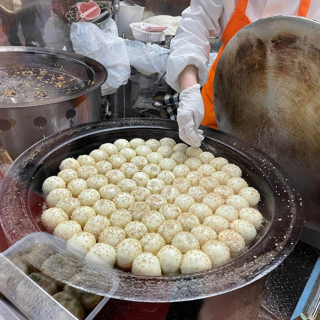 りょうくんグルメさんのインスタグラム写真 - (りょうくんグルメInstagram)「【町田 小陽生煎饅頭屋】 都内屈指の食べ歩きフード！！！ 町田の激うま小籠包！！！ ⠀ 🏠#町田 #小陽生煎饅頭屋 🚶‍♂️町田駅徒歩5分 📖小籠包6個入り(660円)×2 ⠀ 町田の大人気食べ歩きフード。⠀ 小籠包は一個一個が大きく、表面の皮がしっかり硬めで食べ応えあり。 出来立てを食べれるのであっつあつ。 ハシをいれると肉汁が溢れる。 ⠀ お店の前では四人くらい立って食べれる。 店頭にある黒酢をかけると激うま。 販売は11時から。 小籠包がらできるまでちょっと時間かかる。 ⠀ テイクアウト客で行列が絶えない。 6個入りをお持ち帰りしたけど、お家で食べても美味しかった！ これはほんとに美味しいから絶対食べて欲しい！オススメ！！！  東京都町田市原町田 町田仲見世商店街  11:00頃～20:00頃  定休日 火曜日」12月11日 20時36分 - uryo1113