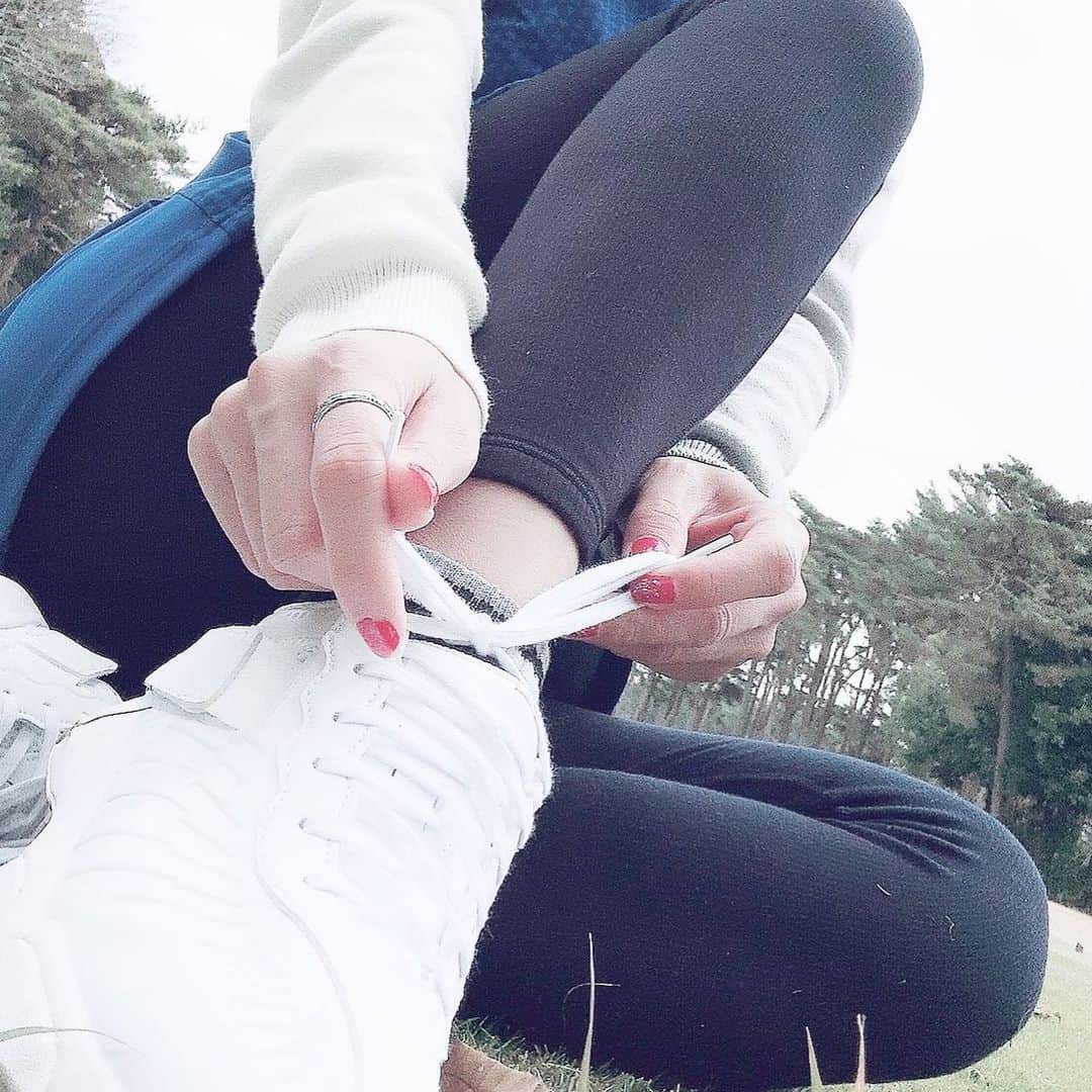 のインスタグラム：「ゴルフシューズを新しくしたよ😊✨ デサントのホワイトシューズ👟 汚れないように大事に使おう✨ #ゴルフウェア#デサントゴルフ #descent#ゴルフシューズ#golftoday#ゴルフ#ゴルファー#ゴルフ女子#ゴルフコーデ#golfstagram #golf#スリクソン#srixon」