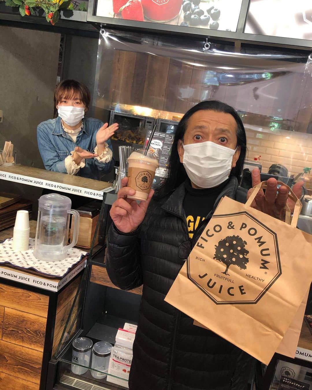 Ken Harakumaのインスタグラム：「冬のエネルギーチャージはやはり @ficoandpomum のスムージー&サーモン、アボカドたっぷりのサンドイッチ！ 今日も朝からOPENありがとうございます😊😊😊❣️ @international_yoga_center」