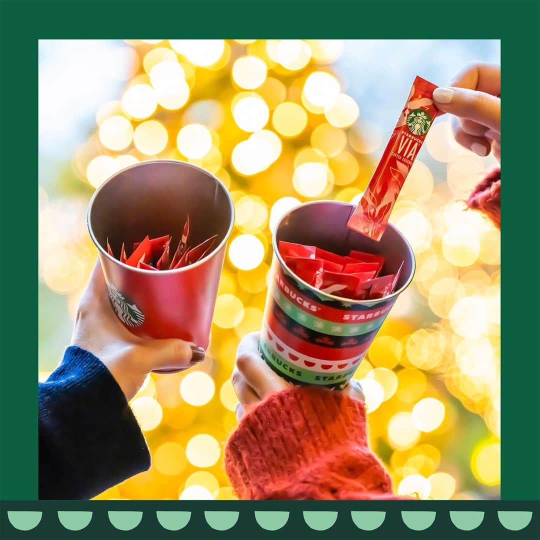 のインスタグラム：「🎄☕️ キャニスター缶に入った、#スターバックスヴィアクリスマスブレンド の15本セットがお店やオンラインストアに並んでいます💚 今年のホリデーカップとレッドカップの2種類のデザイン。みなさんはどちらのデザインが気になりますか😊  #スターバックス #スターバックスVIA #スターバックスヴィア」