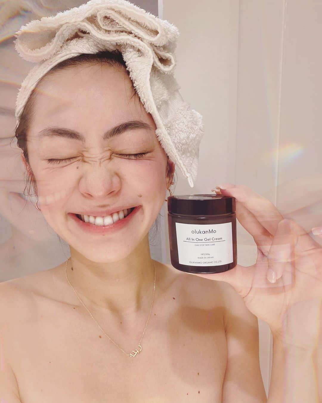 松岡李那さんのインスタグラム写真 - (松岡李那Instagram)「Organic All in Gel Cream 🥺💫 ヒト幹アンチエイジング❣️ 化粧水・美容液・ミルク・クリームの成分を含んでるから洗顔後10秒でエイジングスキンケアができちゃう☺️ 旅行にもかさばらないしオススメ💗 ・ @olukanmo_organic  #オルカンモ　#olkanmo #オーガニックコスメ  #organiccosmetics」12月11日 15時27分 - linahxoxo