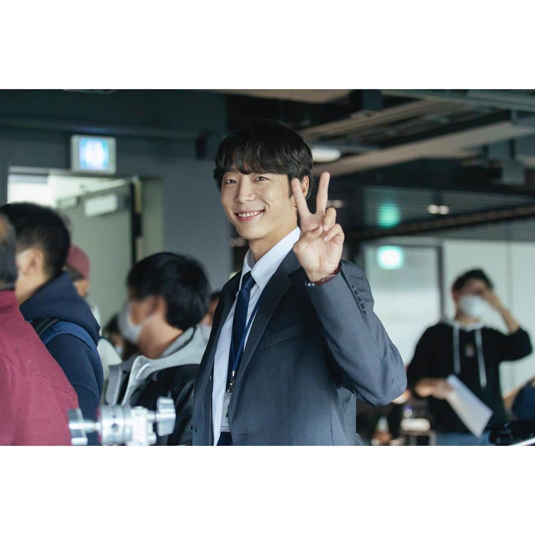 キングコングエンターテインメントさんのインスタグラム写真 - (キングコングエンターテインメントInstagram)「'회사원 S'로 변신한 배우 신현수 씨의 포스트 오픈👨🏻‍💻 공감지수 708%인 현수 씨의 하루를 보며 오늘도 화이팅💪🏻 - 포스트 보러 가기 👉🏻 http://naver.me/5bah6eRW - #신현수 #ShinHyunSoo #광고 #KB국민은행 #촬영현장 #비하인드 #포스트 #회사원 #공감백배 #👨🏻‍💻 #우리모두 #화이팅 #💪🏻」12月11日 15時30分 - kkbyss