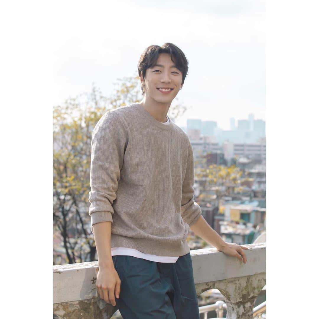 キングコングエンターテインメントさんのインスタグラム写真 - (キングコングエンターテインメントInstagram)「'회사원 S'로 변신한 배우 신현수 씨의 포스트 오픈👨🏻‍💻 공감지수 708%인 현수 씨의 하루를 보며 오늘도 화이팅💪🏻 - 포스트 보러 가기 👉🏻 http://naver.me/5bah6eRW - #신현수 #ShinHyunSoo #광고 #KB국민은행 #촬영현장 #비하인드 #포스트 #회사원 #공감백배 #👨🏻‍💻 #우리모두 #화이팅 #💪🏻」12月11日 15時30分 - kkbyss