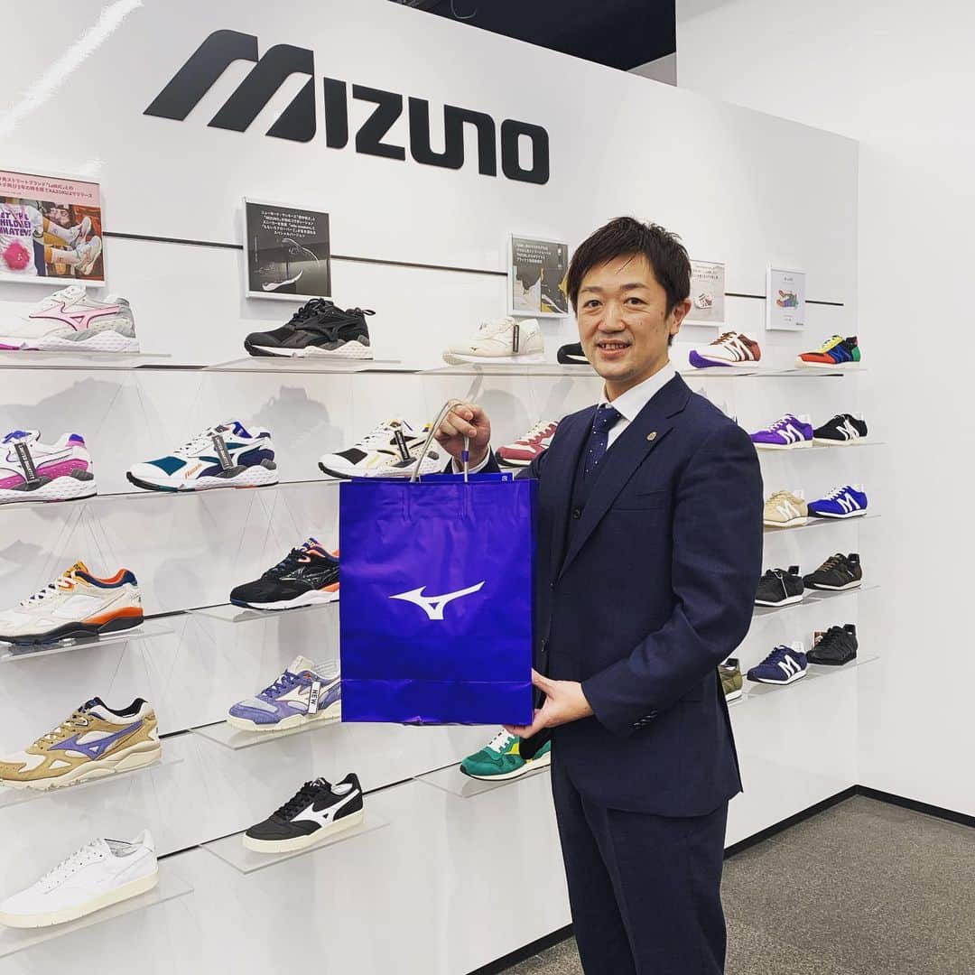 阿部晋也のインスタグラム：「MIZUNO TOKYOさんへ初訪問👟 カーリングチームではチームウェアや代表ウェアでいつもお世話になっていますが、来季はミズノさんが北海道コンサドーレ札幌のオフィシャルトップサプライヤーになったので、クラブとの関係もより一層強いものになっていきます。  店内には初めて見る商品も多くあり、予定よりもだいぶ長い時間お邪魔しちゃいましたが、楽しい時間を過ごせました！ 昔からずっとお世話になってる社員さんにも久しぶりにお会いできて嬉しかったです。  今回はトレーニングウェアを購入したので、ジムへ行くモチベーションが20%くらい上がります笑 明日からまた頑張ります💪  #北海道コンサドーレ札幌 #コンサドーレカーリングチーム #ミズノ #mizuno #mizunotokyo #streamerespresso #コーヒーが美味しかった #kashiyamathesmarttailor」