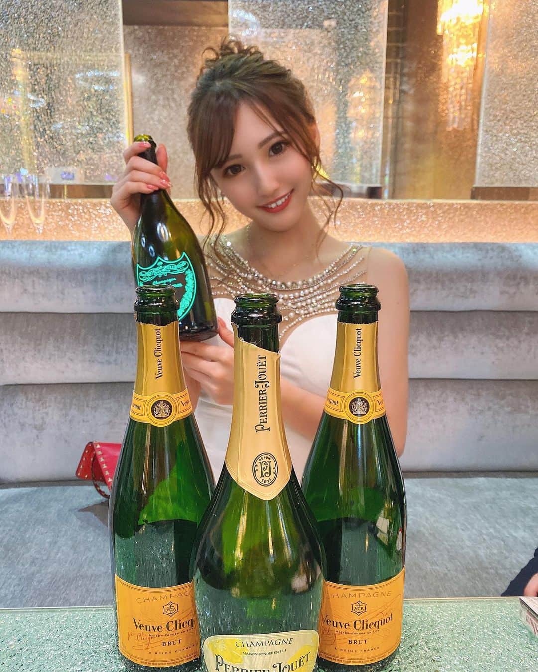 まるのインスタグラム：「昨日も、有難う御座いました♬ 😚  12月から2月まで 最大40%オフです💗 シャンパンかなり安くなってます🌺  #愛知県#名古屋#錦#錦3#ミリオンレジャーホールディングス #マリオットビル#ナイツネット東海#サロンドゴールド #東京#大阪#北海道#福岡#六本木#銀座#歌舞伎町#北新地#ミナミ#すすきの#中洲#キャバクラ#キャバ嬢#美女#美人#イケメン#ホスト#相互フォロー#いいね返し」