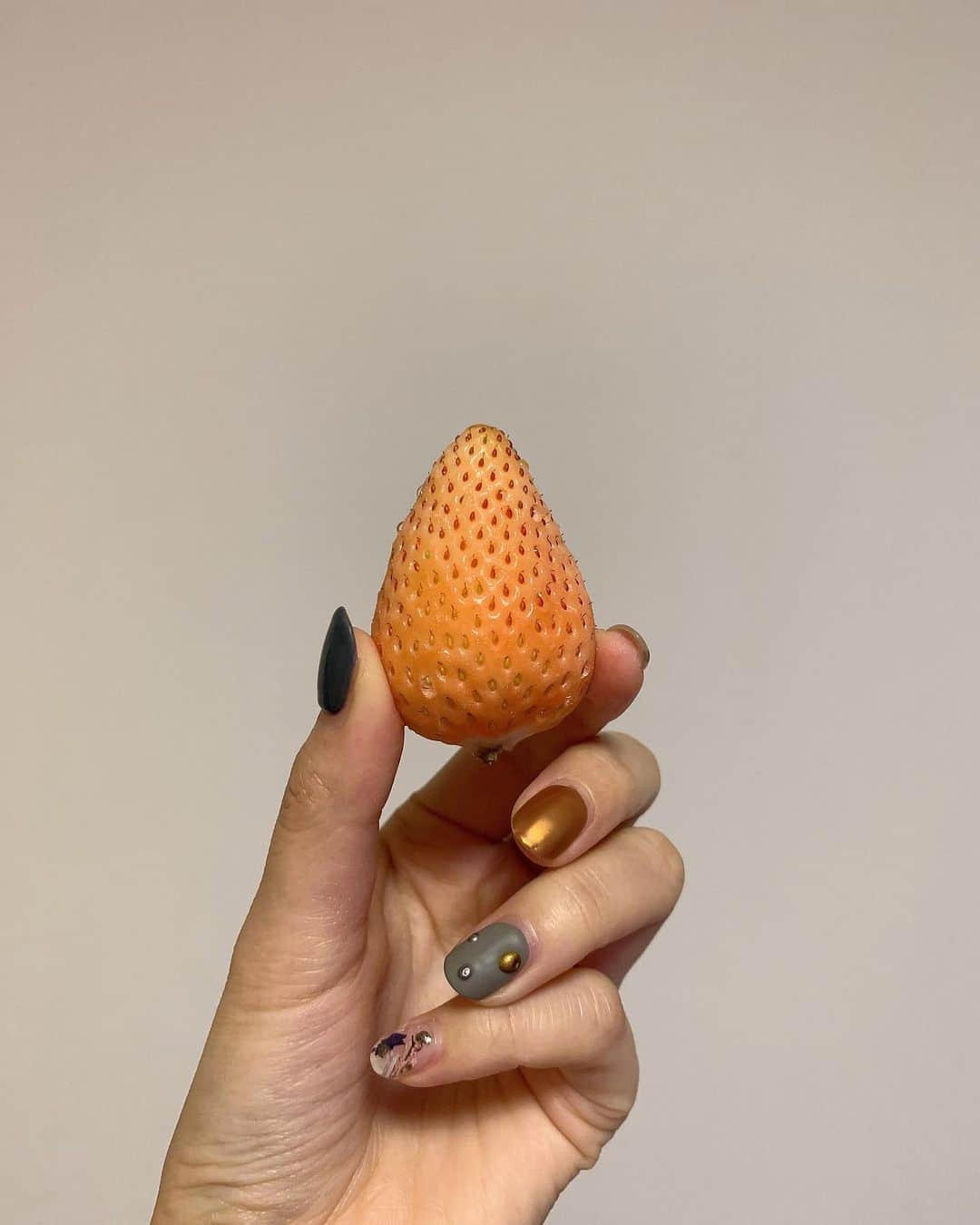 金子栞のインスタグラム：「うっかりすっかり載せ忘れネイル🤍(伸びてきた) with白苺  マシッソヨ~  毎年この時期体調崩しがちなので、気をつけましょう。  #白いちご#マットネイル」