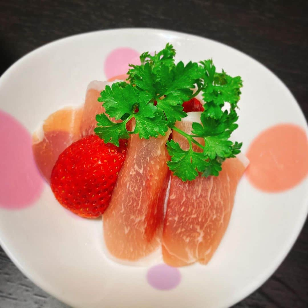 田井弘子さんのインスタグラム写真 - (田井弘子Instagram)「昨日の  晩ご飯☆ #黒豆サラダ #生ハムいちご  10代の嫌いなおせちの具材 1位　黒豆 らいしです！？  私1番好きかもだけど(^-^; そんな話聞いたら食べたくなって、サラダ用買って食べましたぁ。やっぱり美味しい〜  そして、残っていたイチゴは生ハムと。また、自家栽培パセリを添えてクリスマスカラーで🎄」12月11日 15時35分 - hirokotai