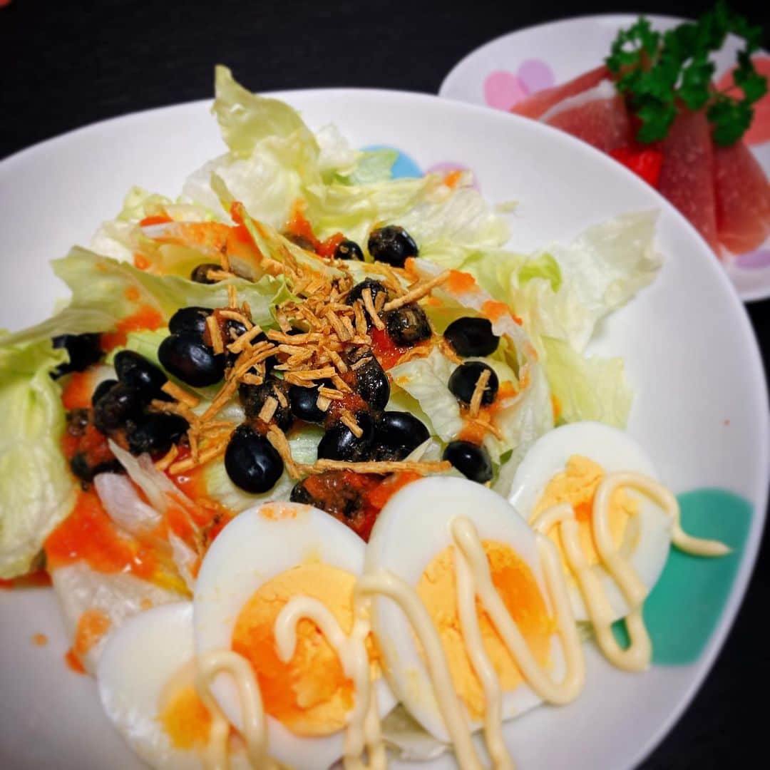 田井弘子さんのインスタグラム写真 - (田井弘子Instagram)「昨日の  晩ご飯☆ #黒豆サラダ #生ハムいちご  10代の嫌いなおせちの具材 1位　黒豆 らいしです！？  私1番好きかもだけど(^-^; そんな話聞いたら食べたくなって、サラダ用買って食べましたぁ。やっぱり美味しい〜  そして、残っていたイチゴは生ハムと。また、自家栽培パセリを添えてクリスマスカラーで🎄」12月11日 15時35分 - hirokotai