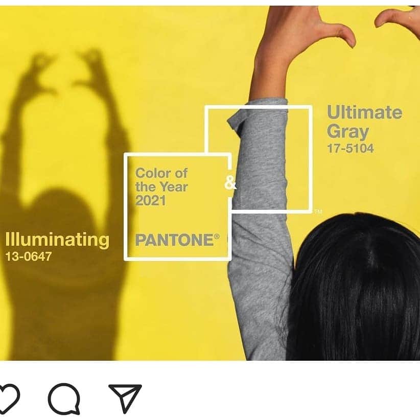 のインスタグラム：「毎年発表を楽しみにカウントダウンしてたのに、今年は気付いてたら、出てました(涙)  今年の色！  Pantone color of the year 2021 Ultimate Gray  & Illminating  2020年はCLASSIC BLUEで、私的には 全くグッズや服の購入はしませんでした～(本人イエベ、ブルベ判断では、イエローベースにて) 今年は色々なグッズに反映されたら、買っちゃいたくなりそう～。だいたい、韓国コスメのブランドさんが、いちはやく反映してくれるのが、楽しみだし、素晴らしいなぁとおもいます。」
