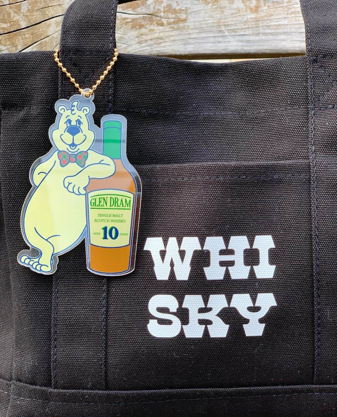 トムセン陽子さんのインスタグラム写真 - (トムセン陽子Instagram)「【Bär Dram】New Item✨ ミニトートバッグ。 キュートなドラムのチャーム付き。 チャームは取り外し可能です。 ちょっとしたお出かけにぴったり。 私はすでに毎日愛用しています♬ ほんとに使いやすくておすすめ^_^ 12/18（金）発売✨ . . . #beardram #ベアドラム #ウイスキー #whisky」12月11日 15時35分 - yokothomsen