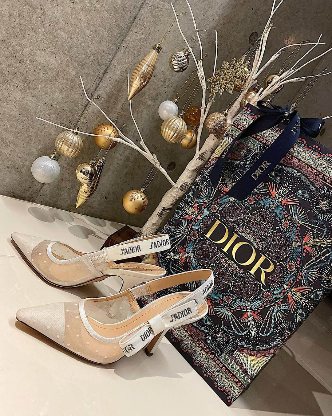 天野ちよさんのインスタグラム写真 - (天野ちよInstagram)「Dior🤍 . 久しぶりに買い物した⌣̈⃝ ♡ ⌣̈⃝ ♡ 欲しかったDiorの文字がキラキラしたやつ🥸 . #Dior#christiandior#christmastree」12月11日 15時41分 - el_mundo_mar_sol_nail