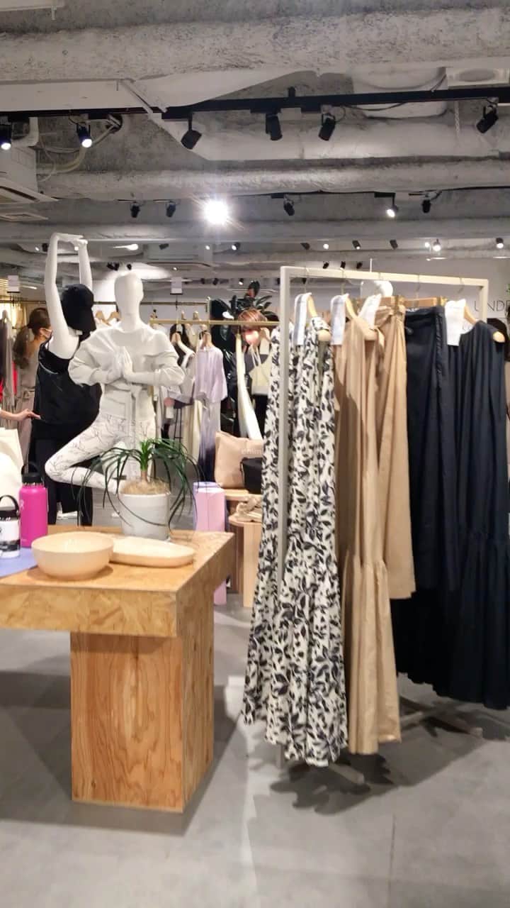 増山敬子のインスタグラム：「リラックスして着れるお洋服が 今の気分だよね！ 展示会には今年はあまり足を運べませんでしたが、ちょこっとお邪魔して、 春物をcheckしてきました。 素材感が今期は面白かったな^_^ @emmi.jp  スニーカー類や ステラのスポーツラインも可愛かったです😊✨✨」