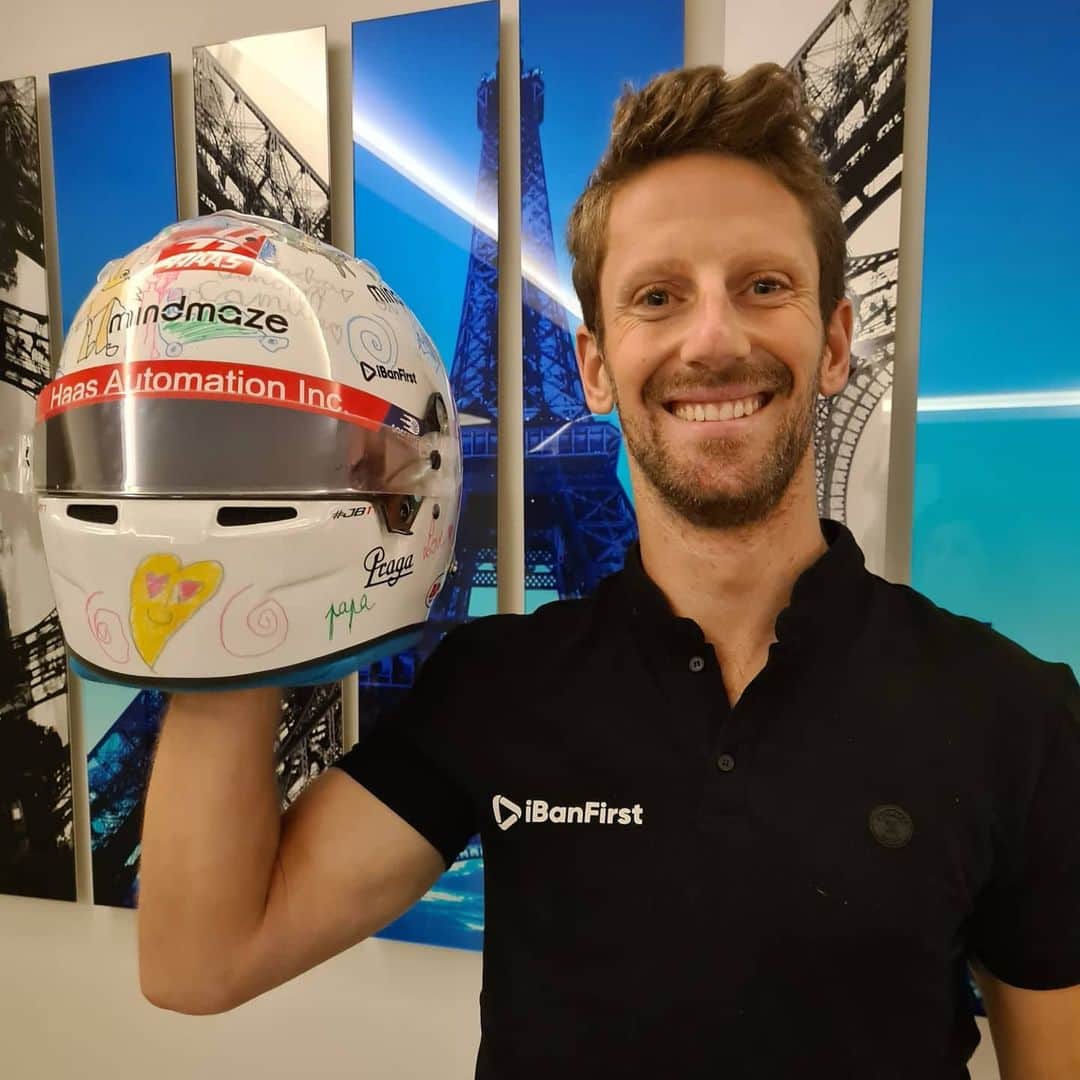 ロマン・グロージャンのインスタグラム：「This is the most beautiful helmet I could ever imagine. It was created by Sacha, Simon & Camille for my last @f1 race in Abu Dhabi. I will try to give it a ride in the future as it's far too beautiful to stay at home unused! #r8g #dad #helmet」