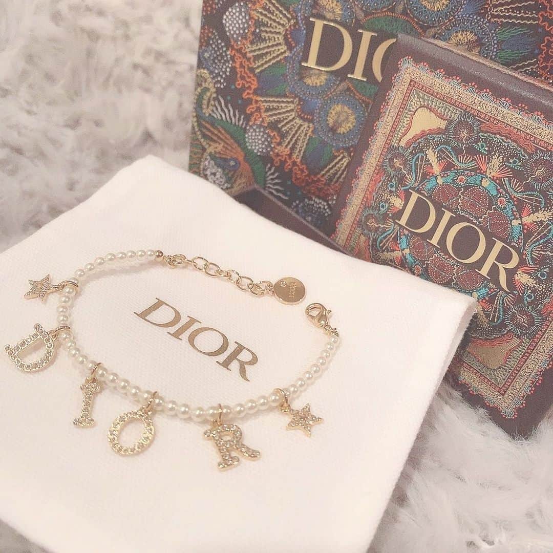 鳥海絢菜のインスタグラム：「・ Dior💎🤍 ・ ・ キラキラしてて可愛いすぎる ・ #dior #xmas #present #winter #ブレスレット #クリスマスプレゼント #いいね返し」