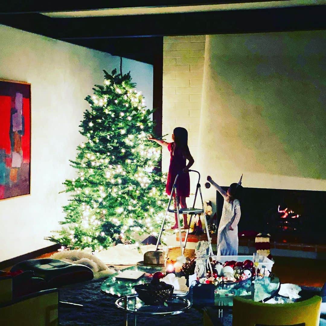 アリ・ラーターのインスタグラム：「The magic of Christmas is happening. ❤️❤️❤️」