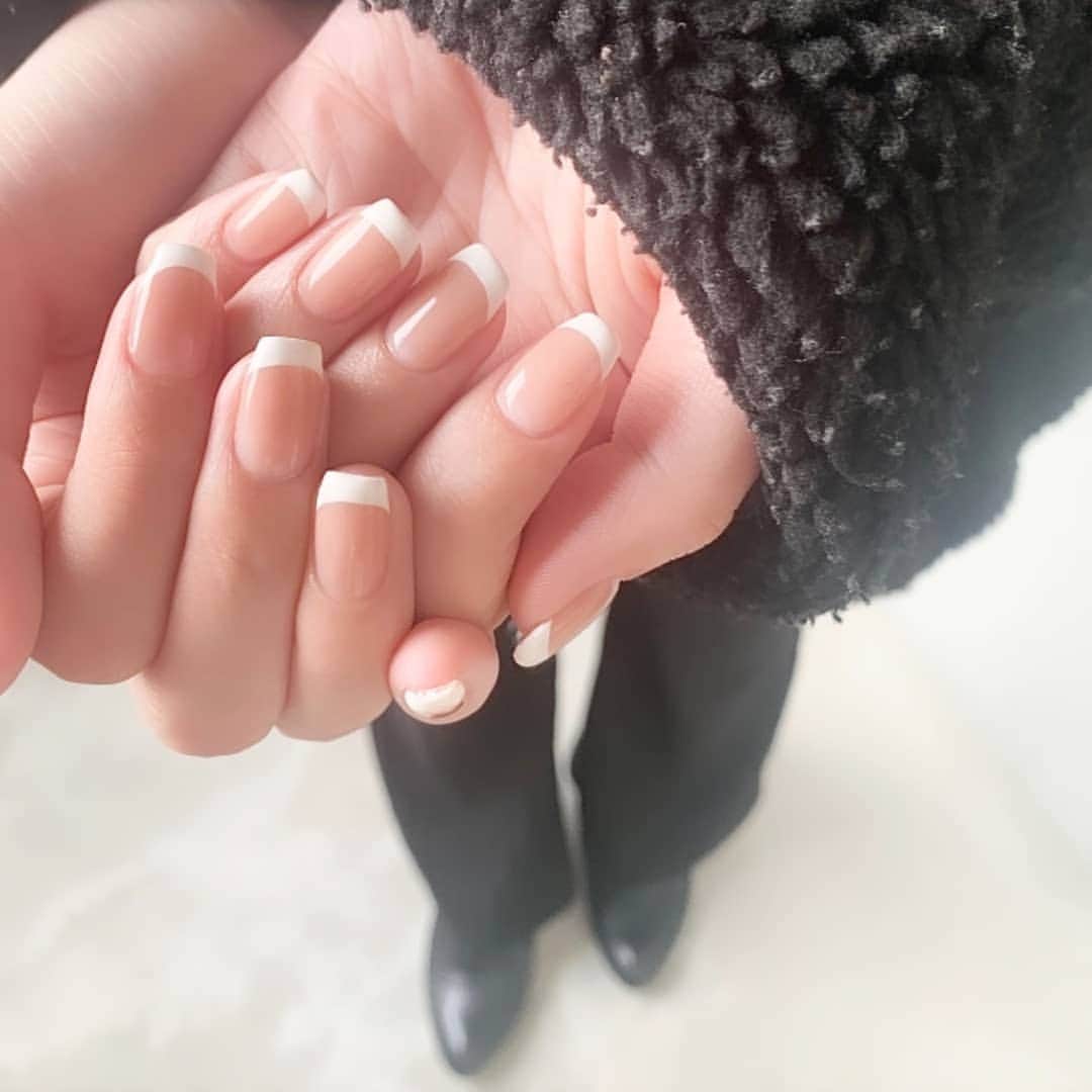 西原愛香のインスタグラム：「𝐍𝐄𝐖 𝐍𝐀𝐈𝐋🎀  フレンチネイル可愛すぎる🥰🥰🥰  お気に入り💖  #nail #シンプルネイル #フレンチネイル #お洒落さんと繋がりたい」