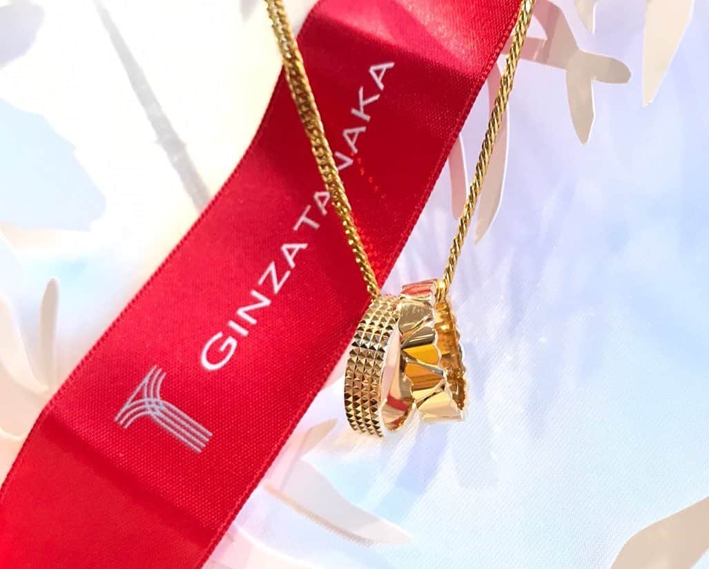 GINZA TANAKA 公式さんのインスタグラム写真 - (GINZA TANAKA 公式Instagram)「・ 【CHRISTMAS JEWELRY 「My Charm」】  先日はMy Charmのお好きなデザインのコメントをいただき、ありがとうございました。 今回はお好きな組み合わせを教えてください。 2枚目の画像からお選びください。 ①プラチナピラミッドとイエローゴールドヘキサゴン ②イエローゴールドオリーブとイエローゴールドバンブー ③ピンクゴールドバンブーとイエローゴールドバンブー ④プラチナハートとピンクゴールドハート ⑤プラチナオリーブとプラチナハート  幸運のシンボルが輝く特別なお守りです。 サークルタイプデザインだから様々なチェーンに重ね付けもOKです。 プレシャスメタルのCharm（幸運）をあなたに！  #GINZATANAKA #ginzatanaka #ギンザタナカ #田中貴金属 #田中貴金属ジュエリー #ゴールド #チャーム #MyCharm  #ハート #ピラミッド #オリーブ #バンブー #ヘキサゴン  #ジュエリー #ネックレス #ロンデル #リング」12月11日 15時56分 - ginzatanaka_jp