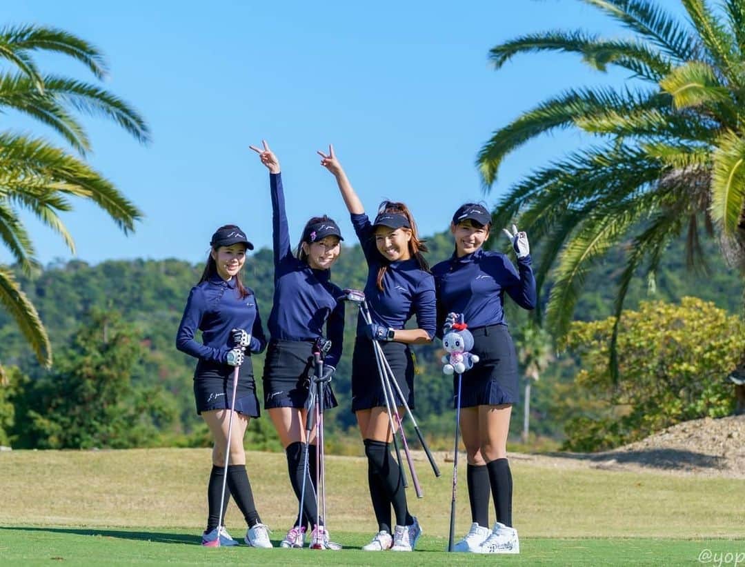 J.JANE JAPANさんのインスタグラム写真 - (J.JANE JAPANInstagram)「関西CUP模様⛳４つ子コーデ♡ . スタイリッシュでクールなデザインで今季人気のウエアコーデ。 一気に韓国ゴルファーのスタイルになれます✨ . Suncap Leather suncap（Black） ¥6,620 . Tops Oblique line button T-shirt（Navy） ¥25,000 . Bottom Hidden pleats skirt（Black） ¥27,000 . . #golf#골프 #ゴルフ#golfwear #j_jane #j_jane_golf #スポーツ#golfswing #ドライバー#アイアン#golf#fashion#韓国ファッション#ゴルフ好き#golfing#golfer #ゴルフウエア #ゴルフスイング#ゴルフ女子#ゴルフ男子#トレーニング#ゴルフ部#ゴルフ初心者#打ちっ放し#パター練習#コンペ#みさきカントリークラブ #アコーディアゴルフ」12月11日 15時57分 - j.jane_japan